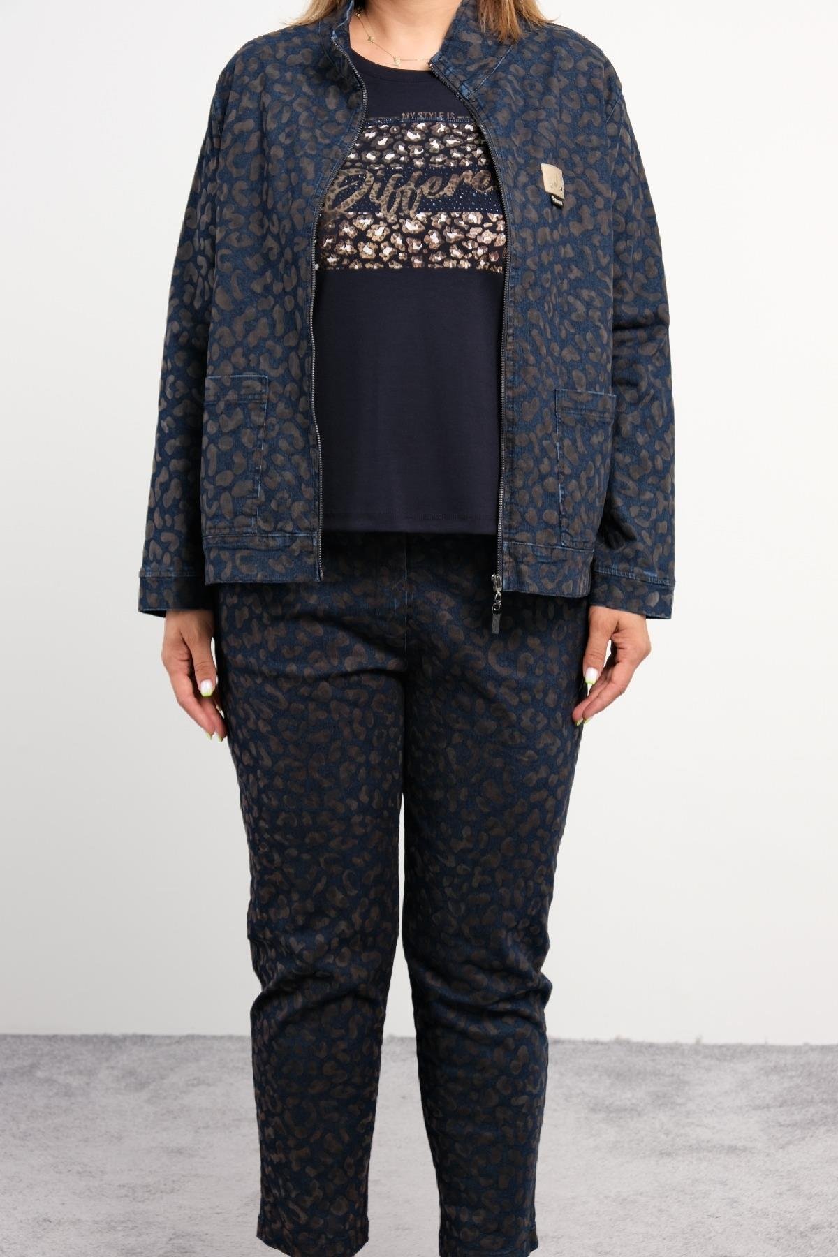  Bu lacivert, büyük beden kadın üçlü takım, şıklık ve rahatlığı bir araya getiriyor. Takım, kaliteli kumaşlardan üretilmiştir: %75 pamuk, %20 polyester ve %5 likra. Takımın beden seçenekleri 42, 44, 46 ve 48 olarak mevcuttur. Ceket, önden fermuarlı v