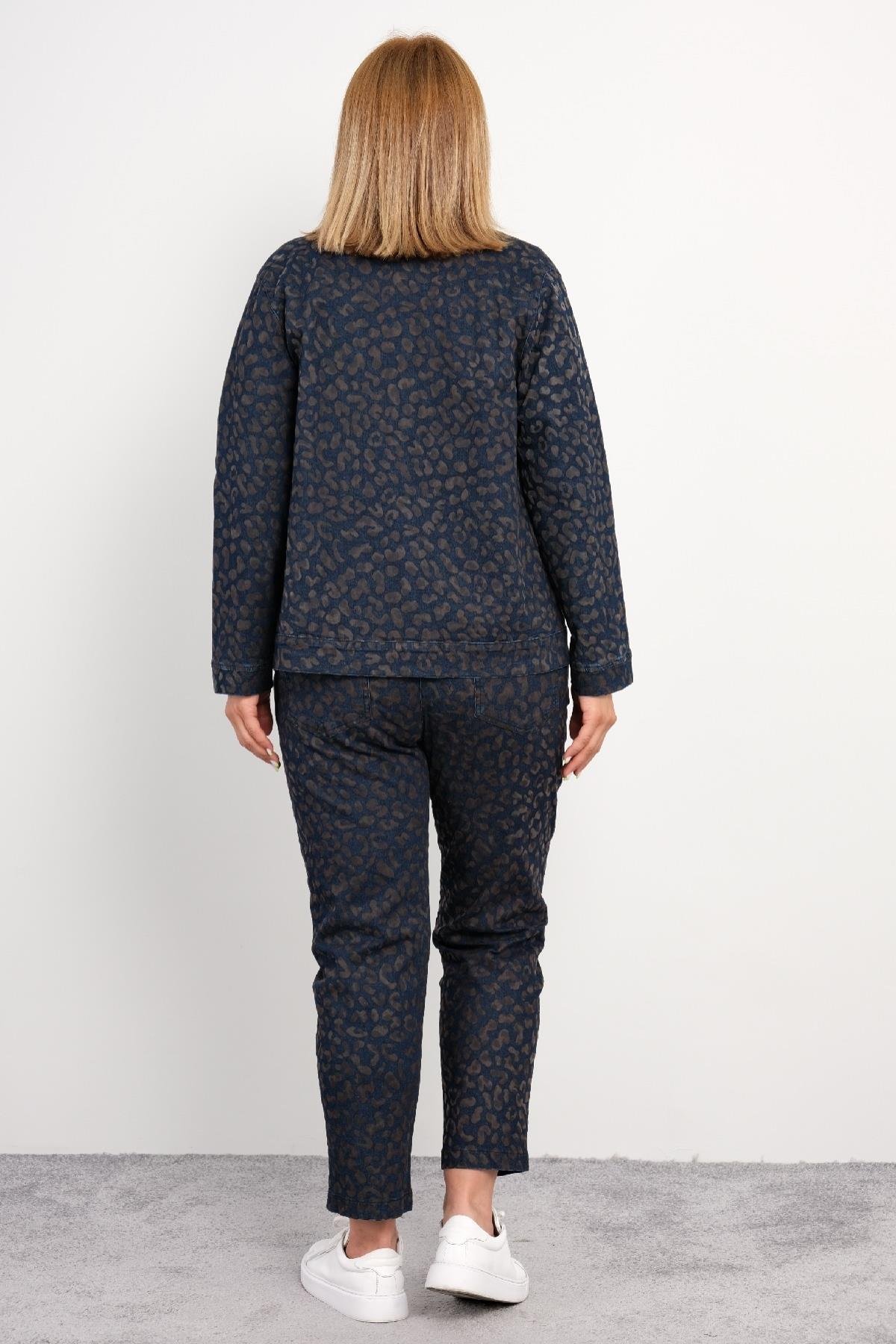  Bu lacivert, büyük beden kadın üçlü takım, şıklık ve rahatlığı bir araya getiriyor. Takım, kaliteli kumaşlardan üretilmiştir: %75 pamuk, %20 polyester ve %5 likra. Takımın beden seçenekleri 42, 44, 46 ve 48 olarak mevcuttur. Ceket, önden fermuarlı v