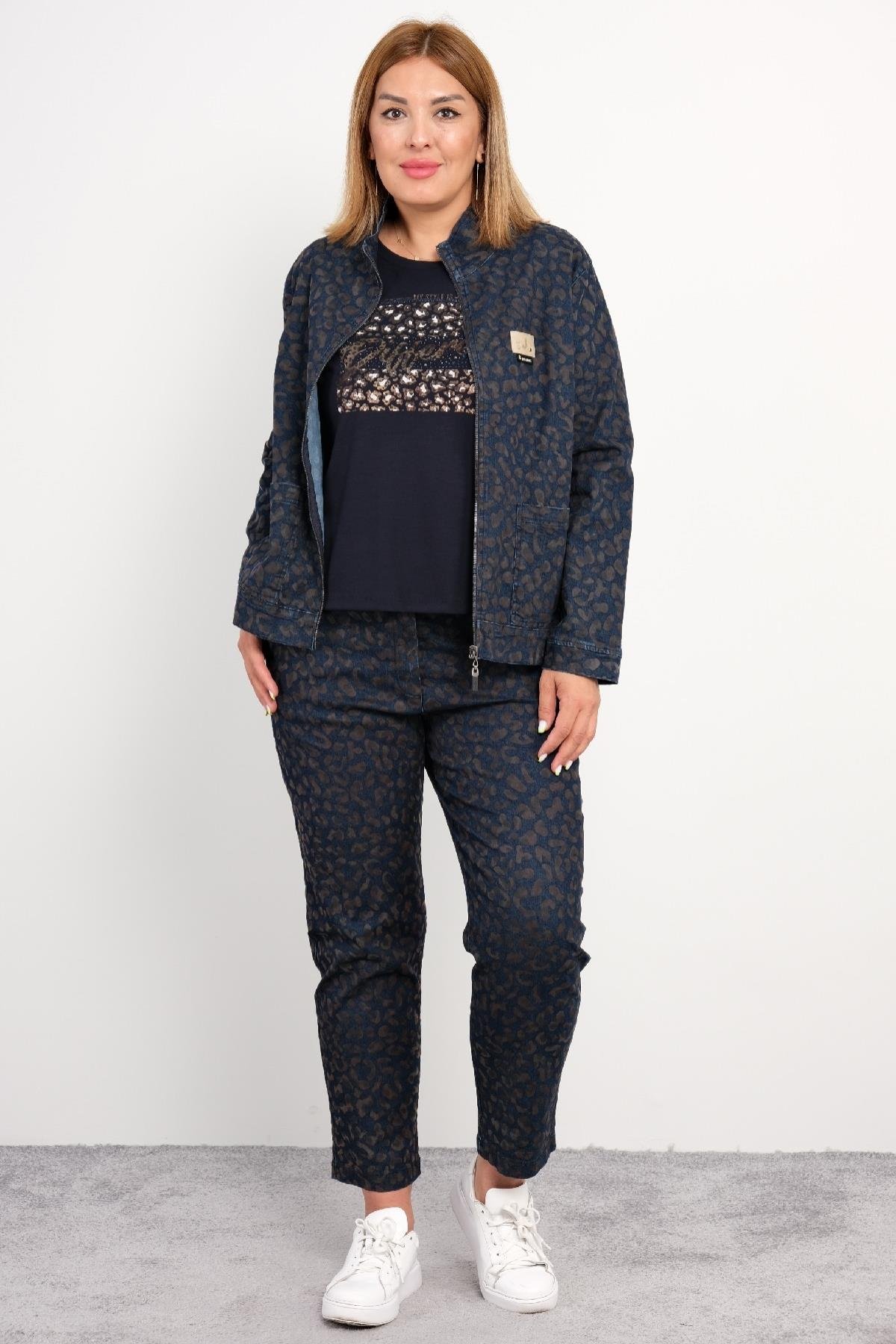  Bu lacivert, büyük beden kadın üçlü takım, şıklık ve rahatlığı bir araya getiriyor. Takım, kaliteli kumaşlardan üretilmiştir: %75 pamuk, %20 polyester ve %5 likra. Takımın beden seçenekleri 42, 44, 46 ve 48 olarak mevcuttur. Ceket, önden fermuarlı v