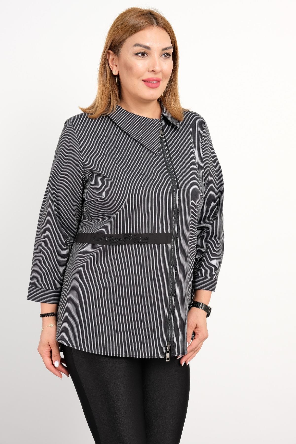 Bu model siyah beyaz ince çizgili bir bluz giymektedir. Bluzun ön kısmında yakadan aşağıya kadar uzanan fermuar bulunmaktadır. Geniş ve rahat bir kesime sahip olan bu bluzun kolları 3/4 uzunluğundadır. Bluzun bel kısmında, bel hattını belirginleştir