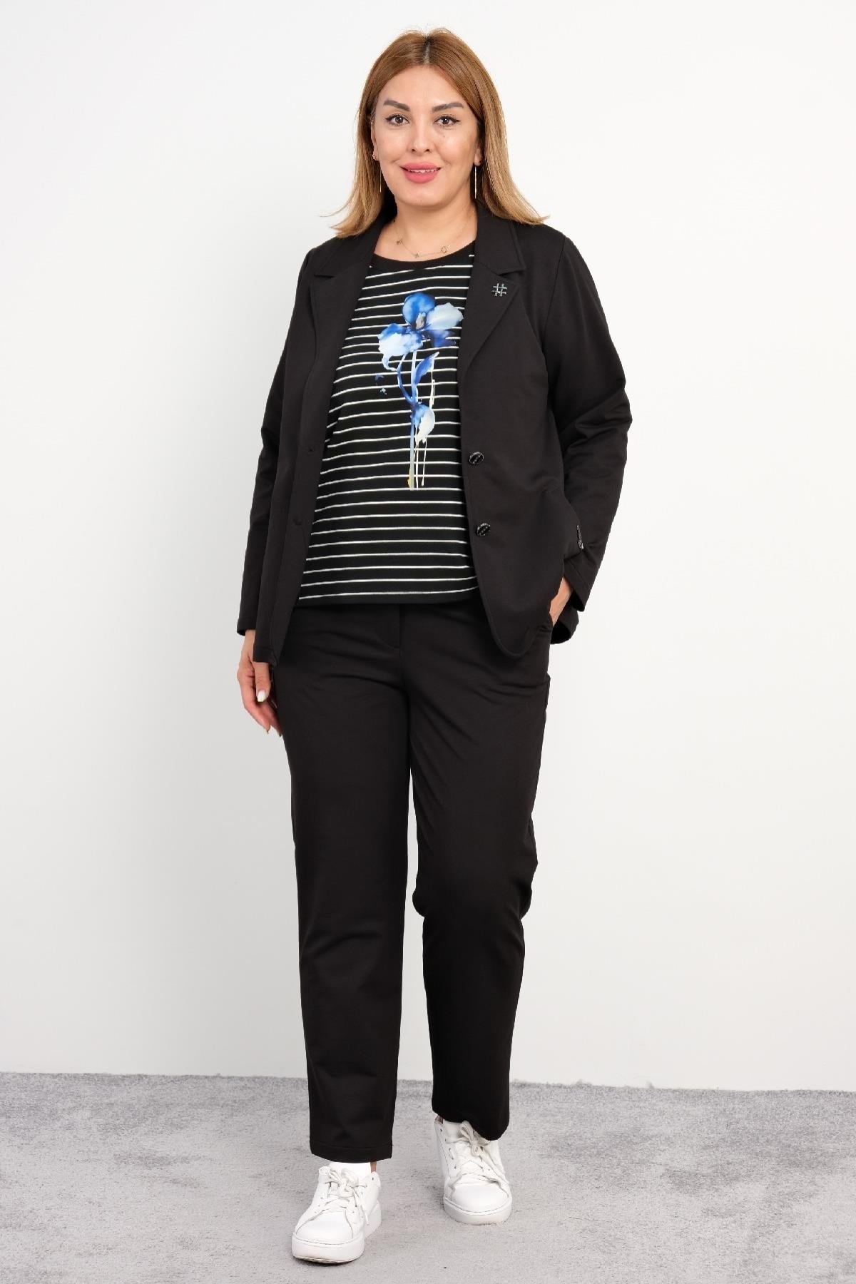  Bu modelin iki resmi, bir tanesi ön görüntüsünü diğeri ise arka görüntüsünü göstermektedir. Ürün, rahat ve şık bir takım olarak tasarlanmıştır. Siyah renkte olan bu takım, ceket ve pantolondan oluşmaktadır. Ceket, uzun kollu ve ön kısmında düğme det