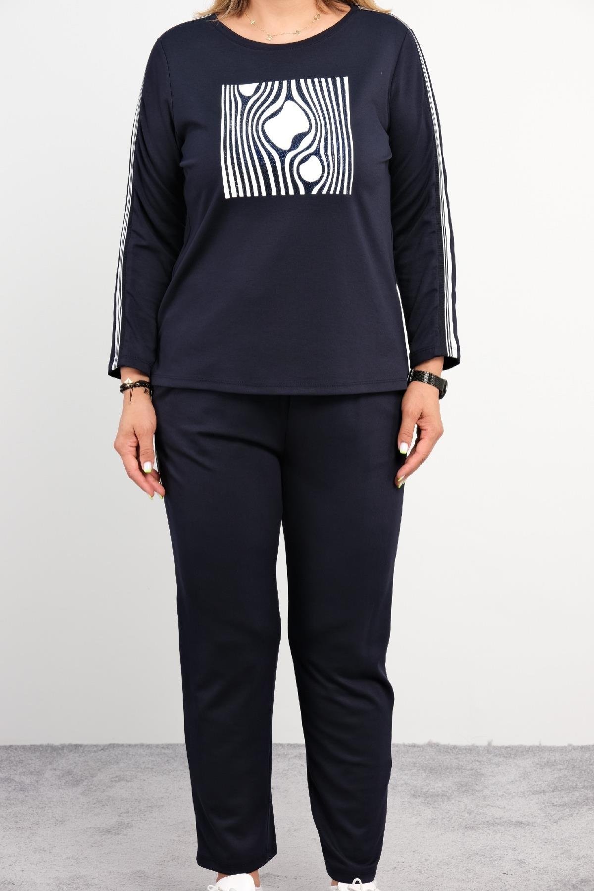  Bu şık Büyük Beden kadın İKİLİ Takım, özellikle konfor ve tarzı bir arada arayanlar için mükemmel bir seçimdir. Lacivert rengiyle dikkat çekerken, %75 Polyester, %20 Pamuk, %5 Likra kumaş karışımı sayesinde rahat bir his sunar. Üst kısmı modern bir 