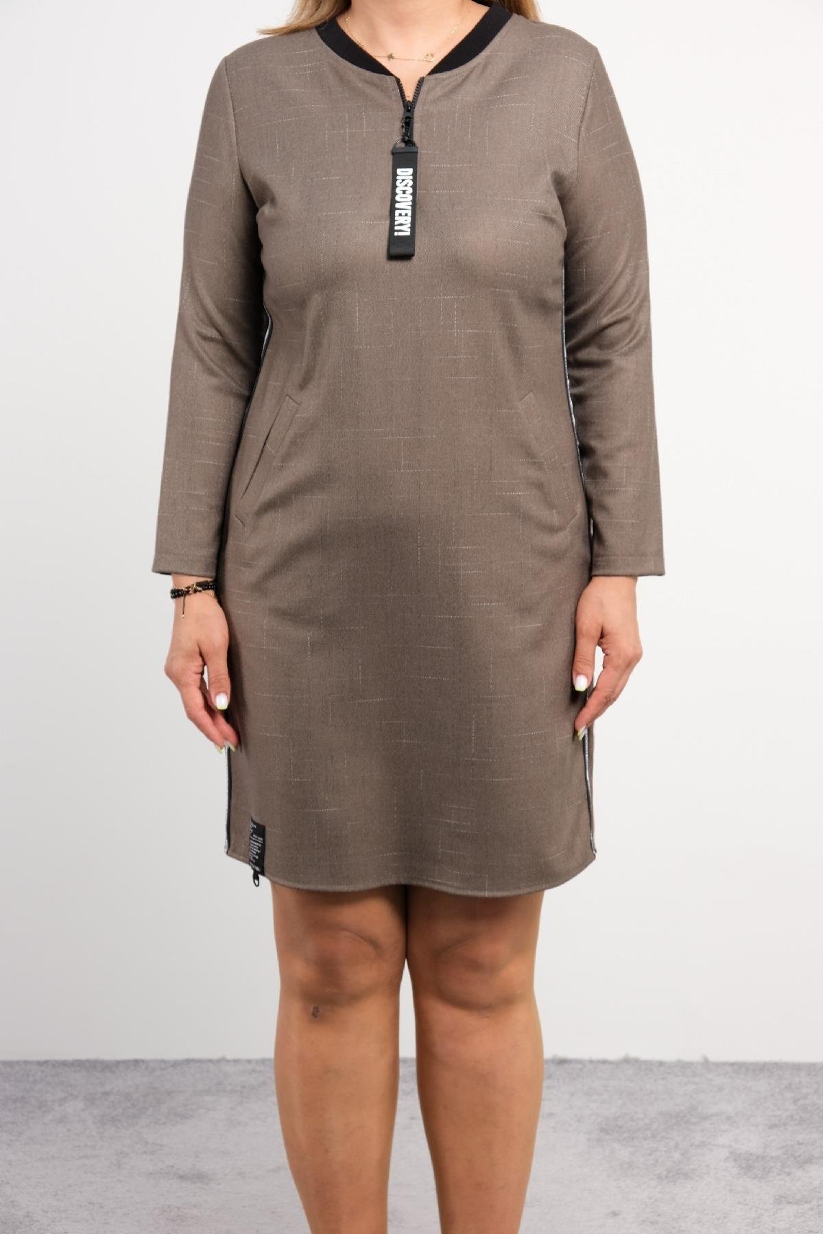  Bu şık elbise, günlük ve rahat bir kullanım sunar. Elbisenin ön kısmında ve alt kısmında fermuar detayları bulunmaktadır. Ayrıca, iki adet yan cep ile pratiklik sağlanmıştır. Uzun kollu ve diz üstü boyda, kiremit rengi ile hem şıklık hem rahatlık he
