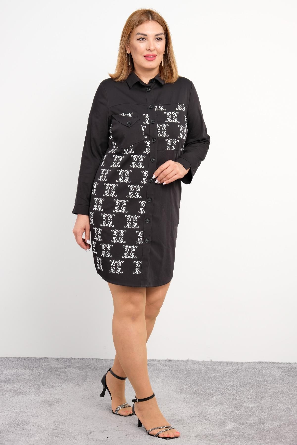  Bu şık siyah elbise, ön tarafında dikkat çeken beyaz işlemelerle göz alıcı bir hava sunuyor. Uzun kollu ve düğmeli tasarımı, klasik bir duruş sağlarken, göğüs kısmındaki düğmeli cep detayı pratik bir kullanım sunar. Elbisenin kumaşı, kaliteli ve rah
