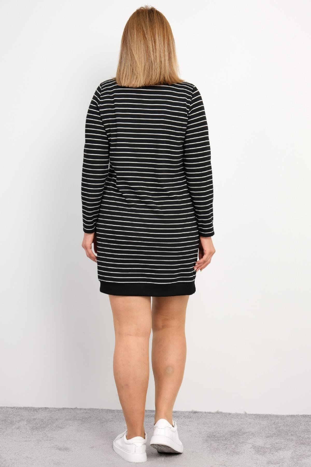  Bu şık siyah uzun kollu elbise, beyaz çizgili tasarımıyla dikkat çekiyor. V yaka detayı ve şeffaf yaka bölgesiyle modern ve şık bir görünüm sunar. Elbise diz üstü uzunluğunda olup, günlük kullanım için idealdir. Yumuşak ve esnek kumaşı sayesinde rah