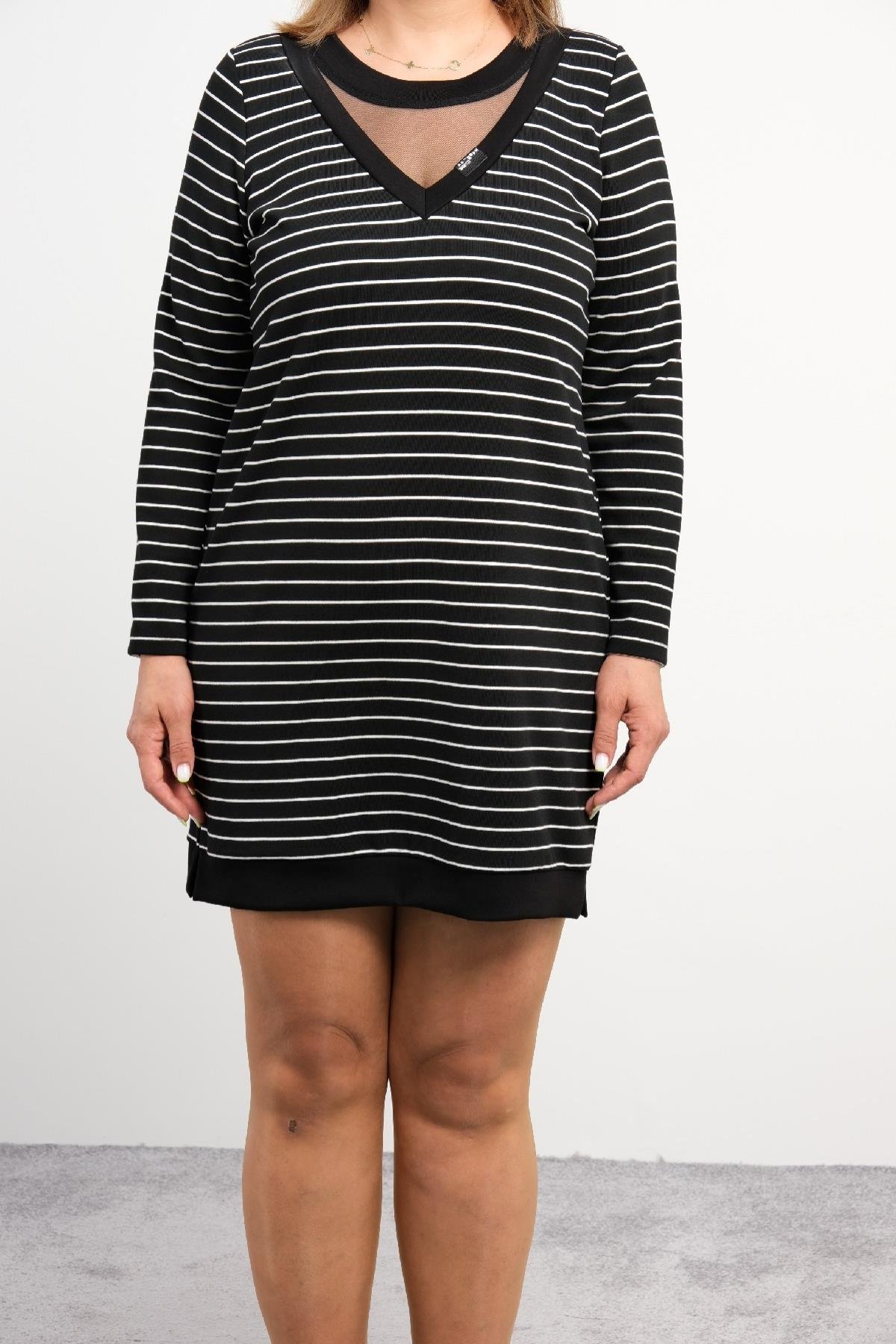  Bu şık siyah uzun kollu elbise, beyaz çizgili tasarımıyla dikkat çekiyor. V yaka detayı ve şeffaf yaka bölgesiyle modern ve şık bir görünüm sunar. Elbise diz üstü uzunluğunda olup, günlük kullanım için idealdir. Yumuşak ve esnek kumaşı sayesinde rah