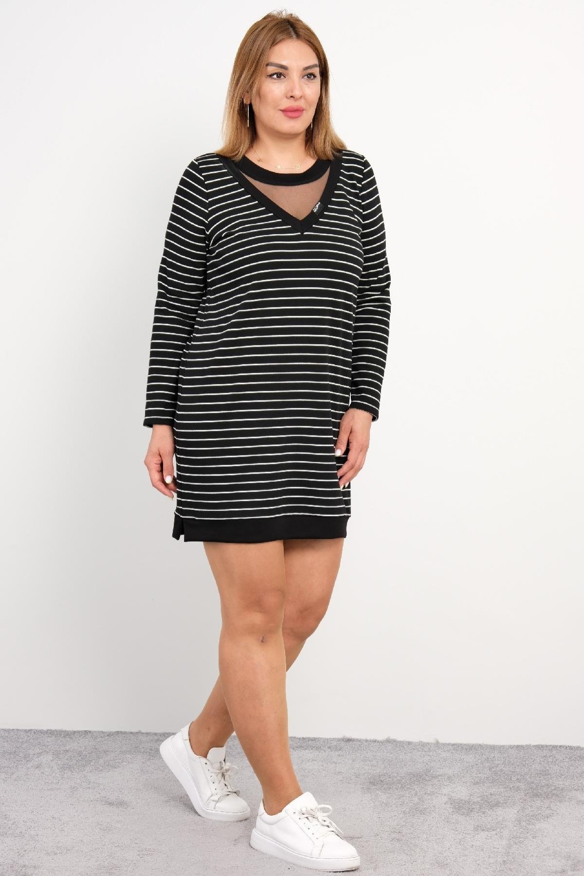 Bu şık siyah uzun kollu elbise, beyaz çizgili tasarımıyla dikkat çekiyor. V yaka detayı ve şeffaf yaka bölgesiyle modern ve şık bir görünüm sunar. Elbise diz üstü uzunluğunda olup, günlük kullanım için idealdir. Yumuşak ve esnek kumaşı sayesinde rah