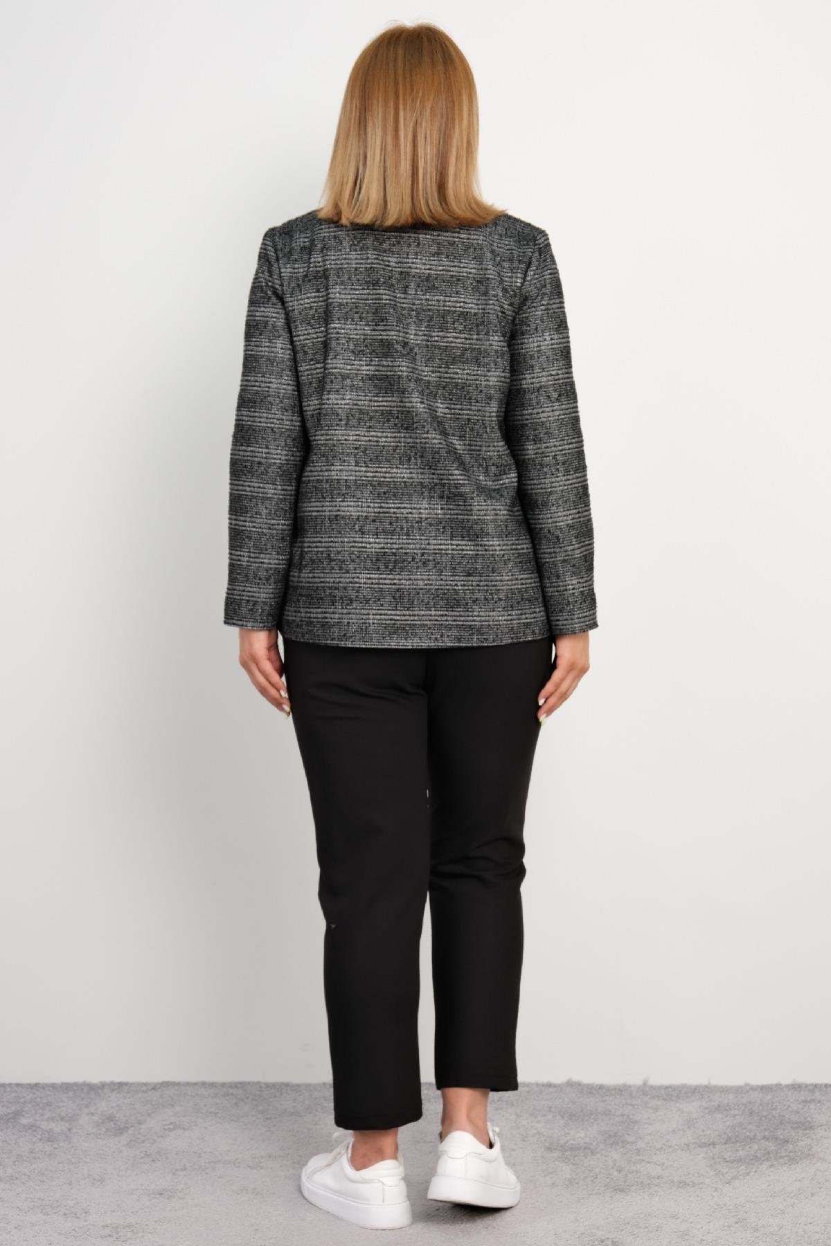  Bu ürün, büyük beden kadınlar için özel olarak tasarlanmış bir üçlü takım elbisedir. Renk olarak siyah tercihiyle şıklık ve zarafet sunar. Takımın beden seçenekleri 42, 44, 46 ve 48'dir. Kumaş içeriği %75 polyester, %20 pamuk ve %5 likradan olu