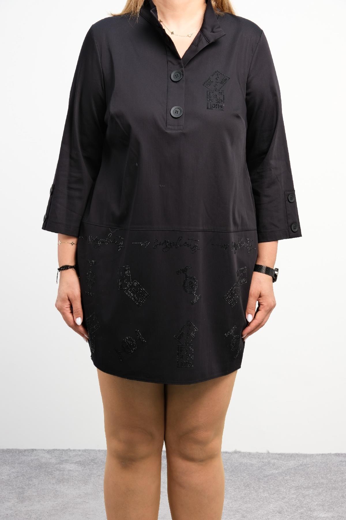 Bu ürün, siyah, düğme detaylı, uzun kollu kısa bir elbisedir. Elbisenin ön kısmında parlak işlemeler bulunur. Yakası düğmeli ve V şeklindedir. Arka kısmında geniş bir pile vardır. Rahat bir kesime sahip olan elbise oldukça şık ve modern bir görünüm 