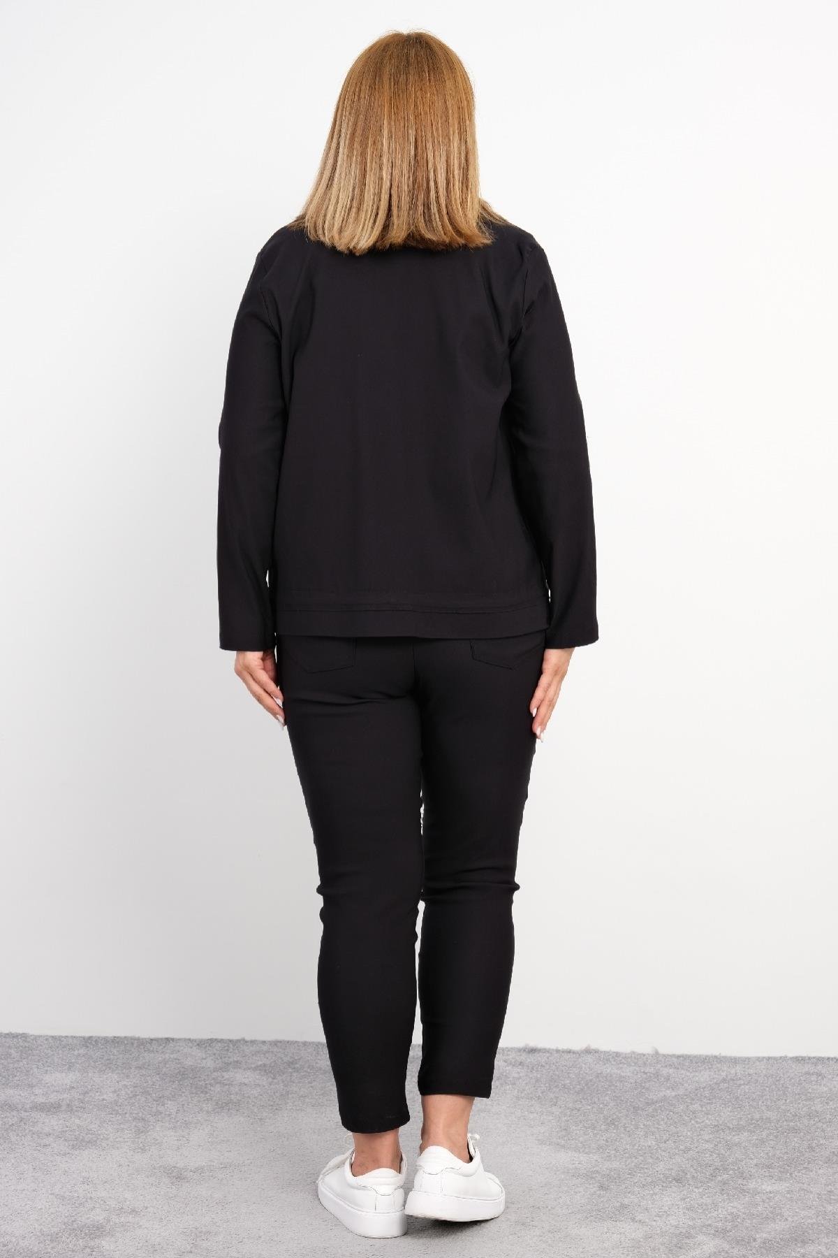  Bu ürün, zarif ve rahat bir gündelik kıyafettir. Siyah renkli pantolon ve üzerinde geometrik desenlere sahip bir t-shirtü içerir. Pantolon, dar kesimi ve uyumlu yapısı ile şık bir görünüme sahiptir. T-shirt ise yuvarlak yaka ve kısa kollu olup, ön k