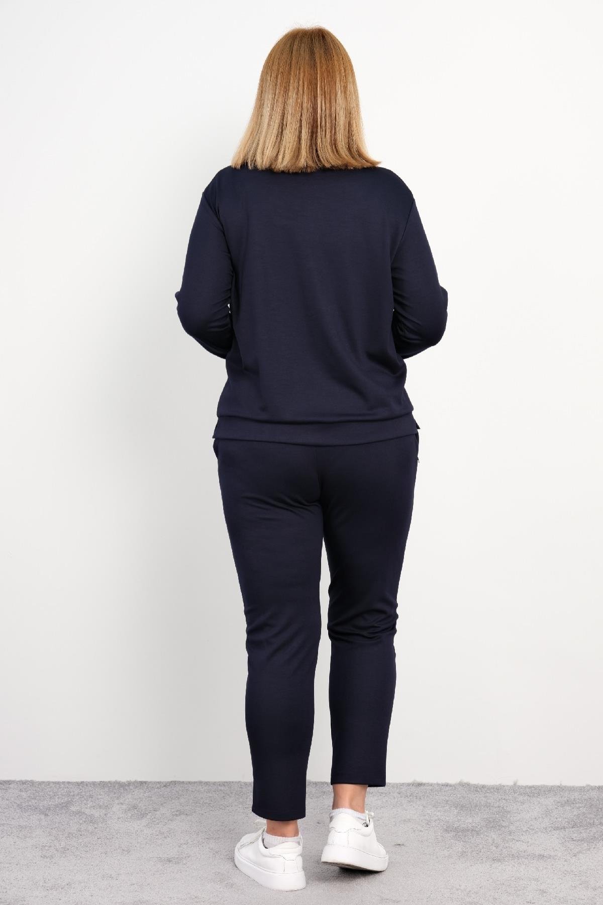  Büyük Beden Kadın İkili Takım; Lacivert renkte ve dört farklı beden seçeneği (42, 44, 46, 48) ile sunulmaktadır. Bu şık takım, günlük rahatlık ve şıklığı bir arada sunar. Üst ve alt parçadan oluşan takım, %75 Polyester, %20 Pamuk ve %5 Likra karışım