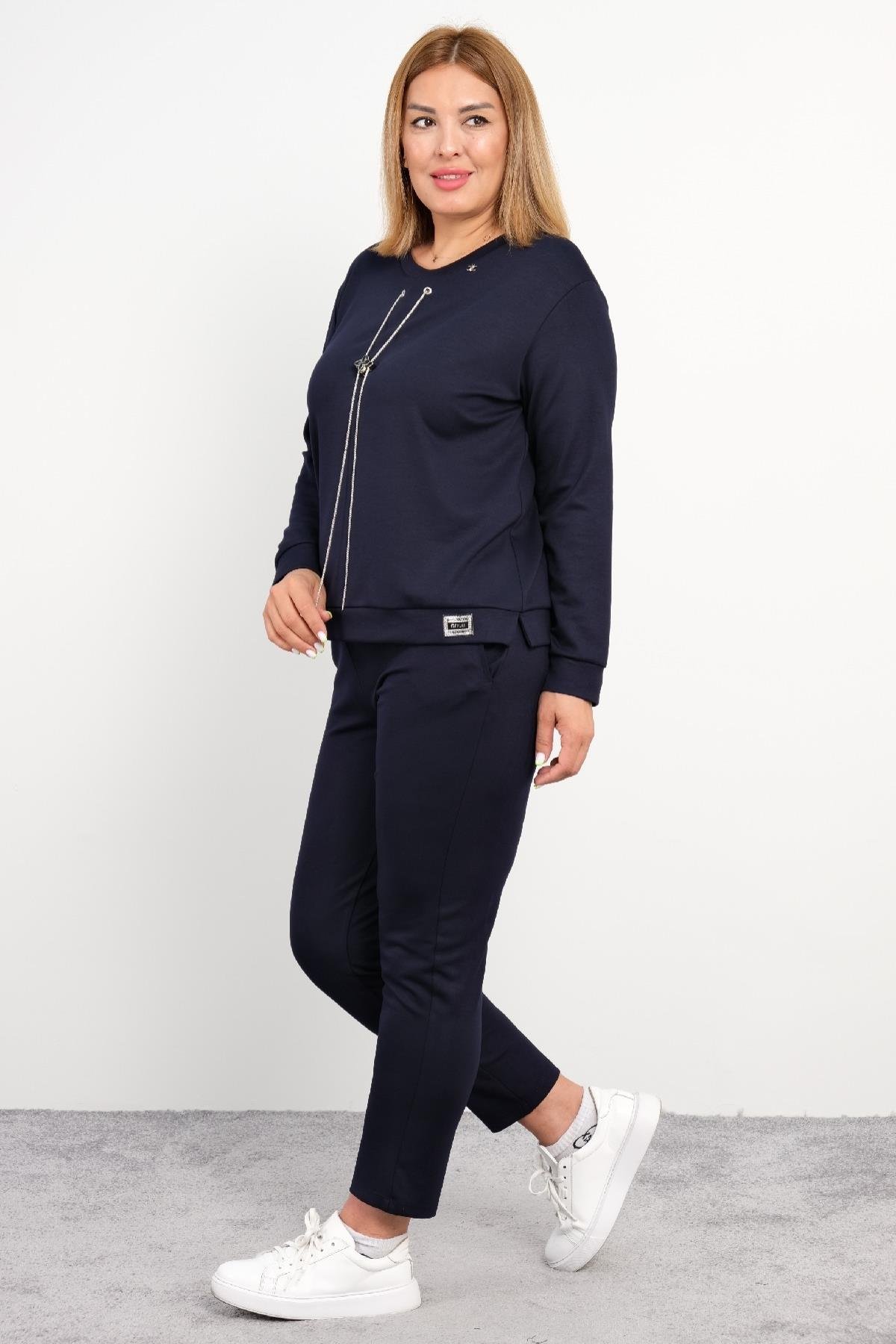  Büyük Beden Kadın İkili Takım; Lacivert renkte ve dört farklı beden seçeneği (42, 44, 46, 48) ile sunulmaktadır. Bu şık takım, günlük rahatlık ve şıklığı bir arada sunar. Üst ve alt parçadan oluşan takım, %75 Polyester, %20 Pamuk ve %5 Likra karışım