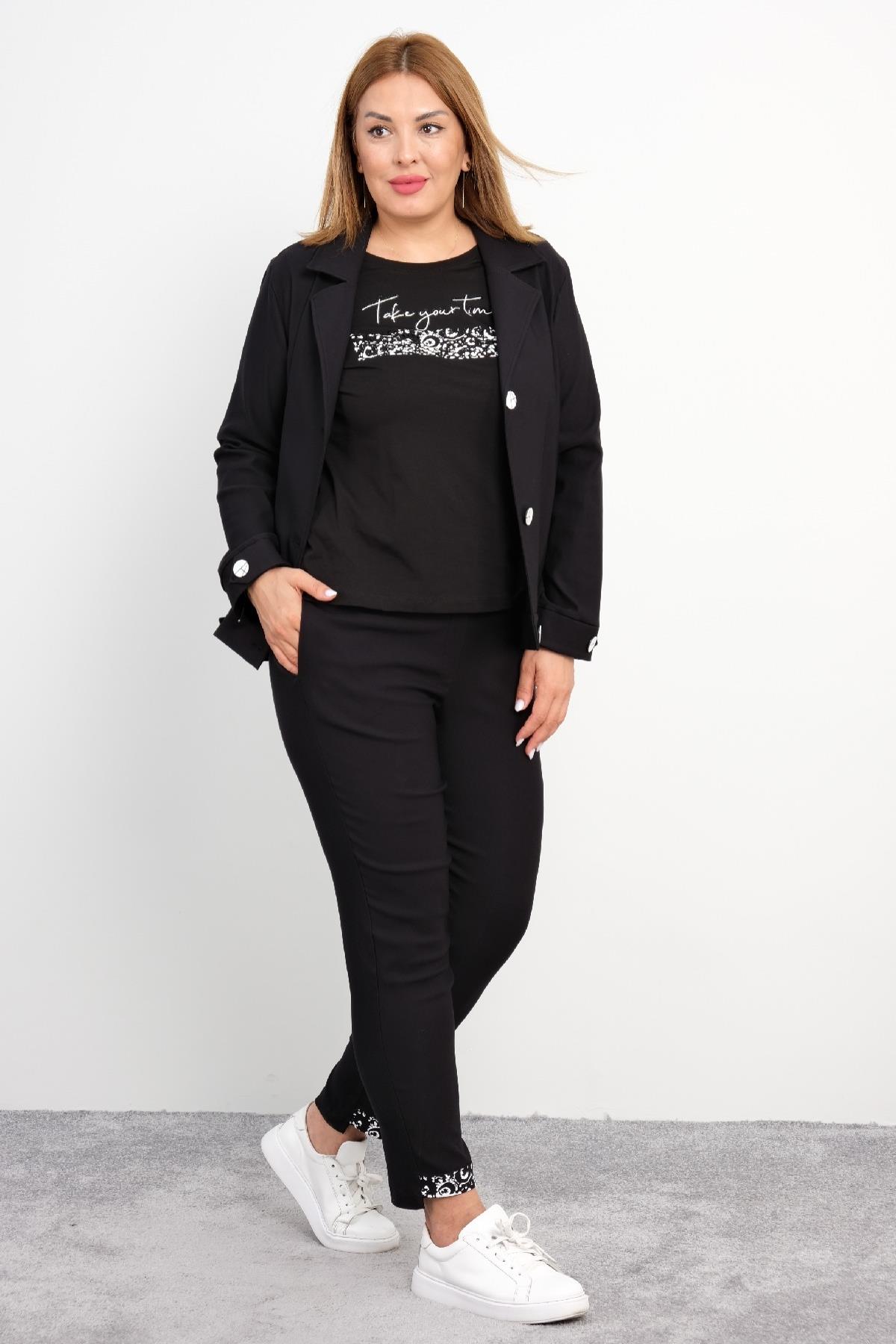  Model siyah renkli bir takım elbise giymiş. Ceket düğmeli, uzun kollu ve rahat kesimli. İçerideki tişört ince yazılar ile süslenmiş. Pantolon dar kesim olup, bilek kısımlarında zarif desenlerle süslenmiş. Model beyaz spor ayakkabılar ile tamamlanmış
