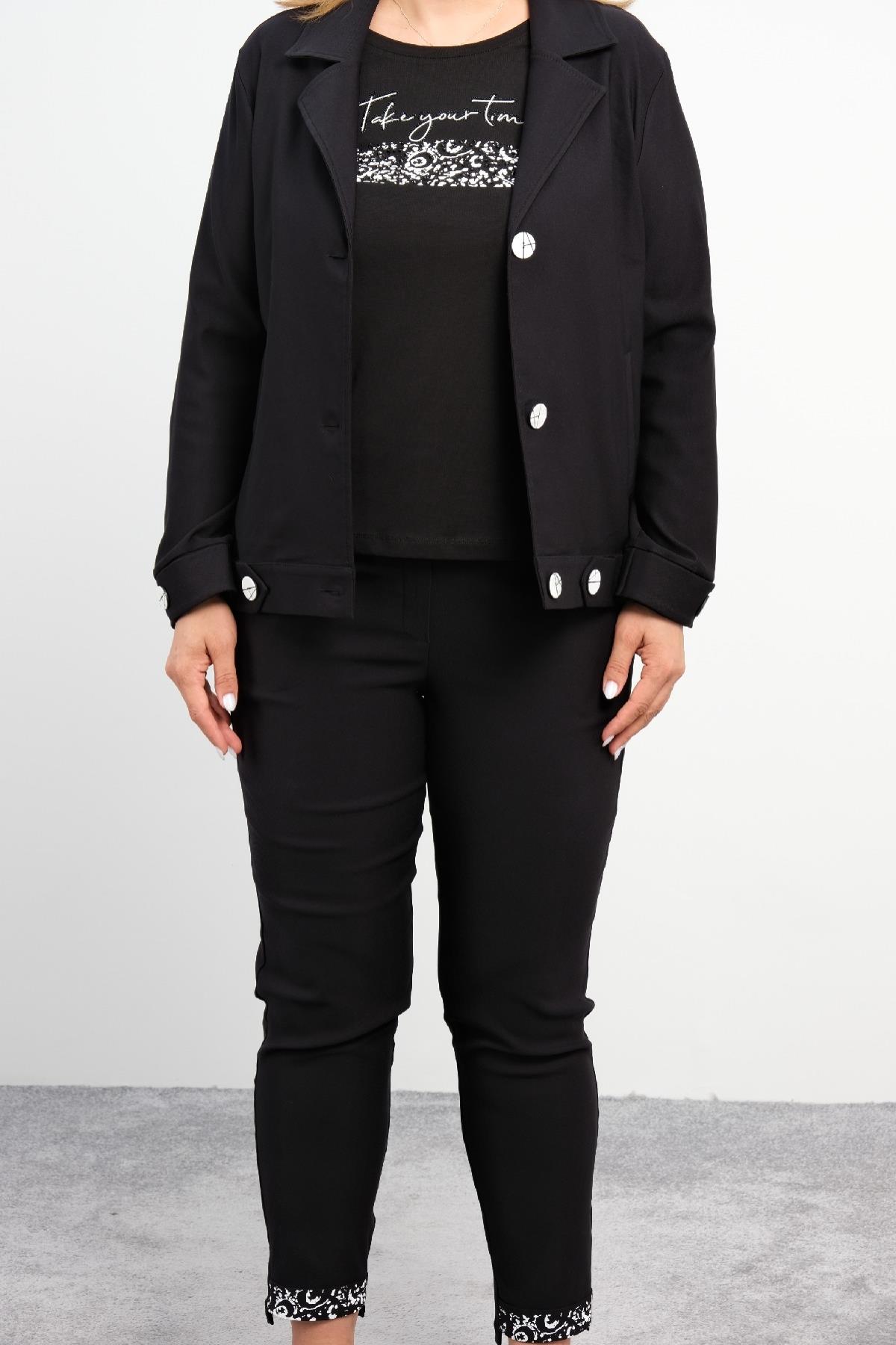  Model siyah renkli bir takım elbise giymiş. Ceket düğmeli, uzun kollu ve rahat kesimli. İçerideki tişört ince yazılar ile süslenmiş. Pantolon dar kesim olup, bilek kısımlarında zarif desenlerle süslenmiş. Model beyaz spor ayakkabılar ile tamamlanmış