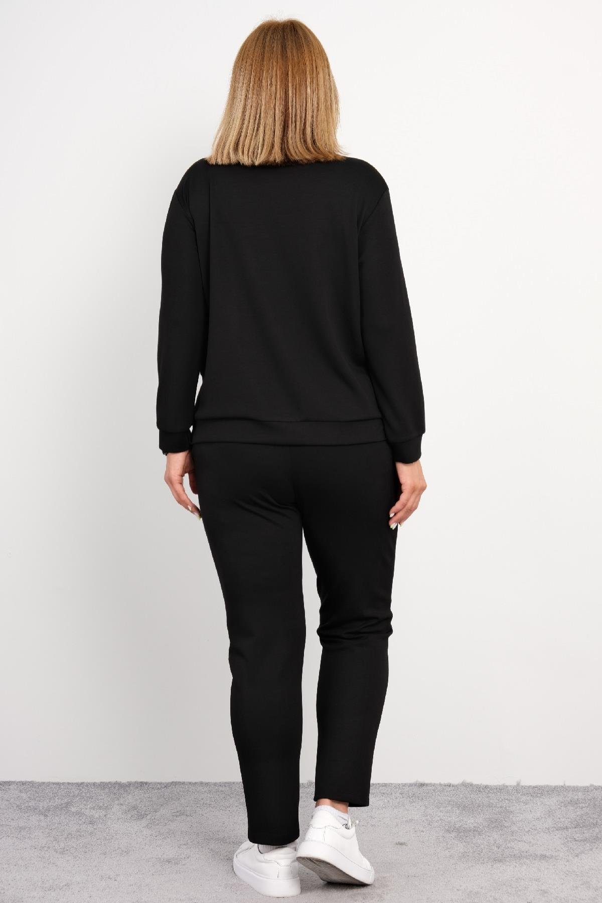  Tamamlayıcı konfor ve şıklık arayan kadınlar için idealdir bu Büyük Beden İKİLİ Takım, rahatlığı ve modern tasarımı ile öne çıkmaktadır. Ürünün siyah rengi, zarif ve kolay kombin edilebilir bir seçimdir. 42, 44, 46 ve 48 beden seçenekleri ile her vü