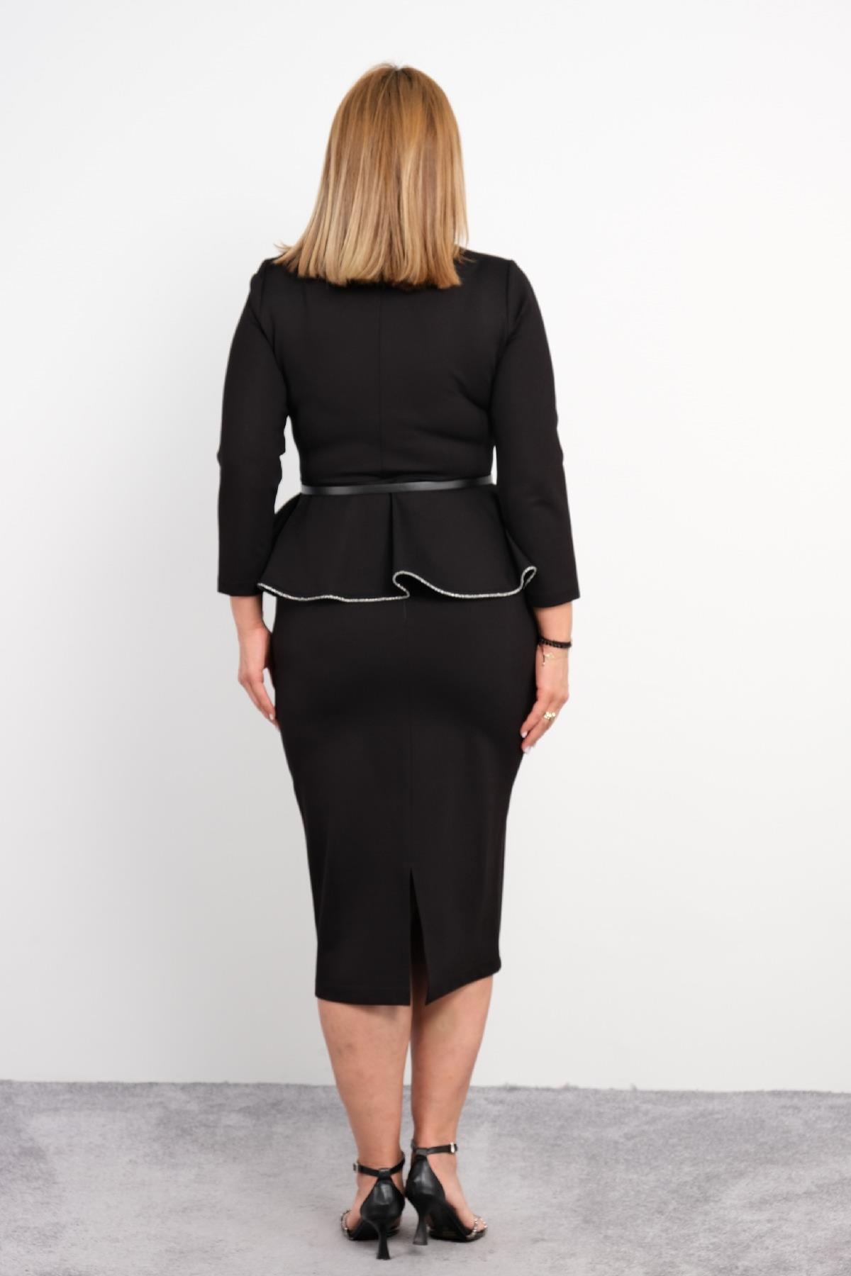  Ürün, şık ve zarif siyah bir elbisedir. Elbisenin üst kısmı yuvarlak yakalı ve uzun kolludur. Öndeki çiçek detaylı broş, göz alıcı bir ayrıntı sunar. Peplum kesimli üst kısmı belde ince bir kemerle tamamlanır ve belin ince görünmesini sağlar. Alt kı