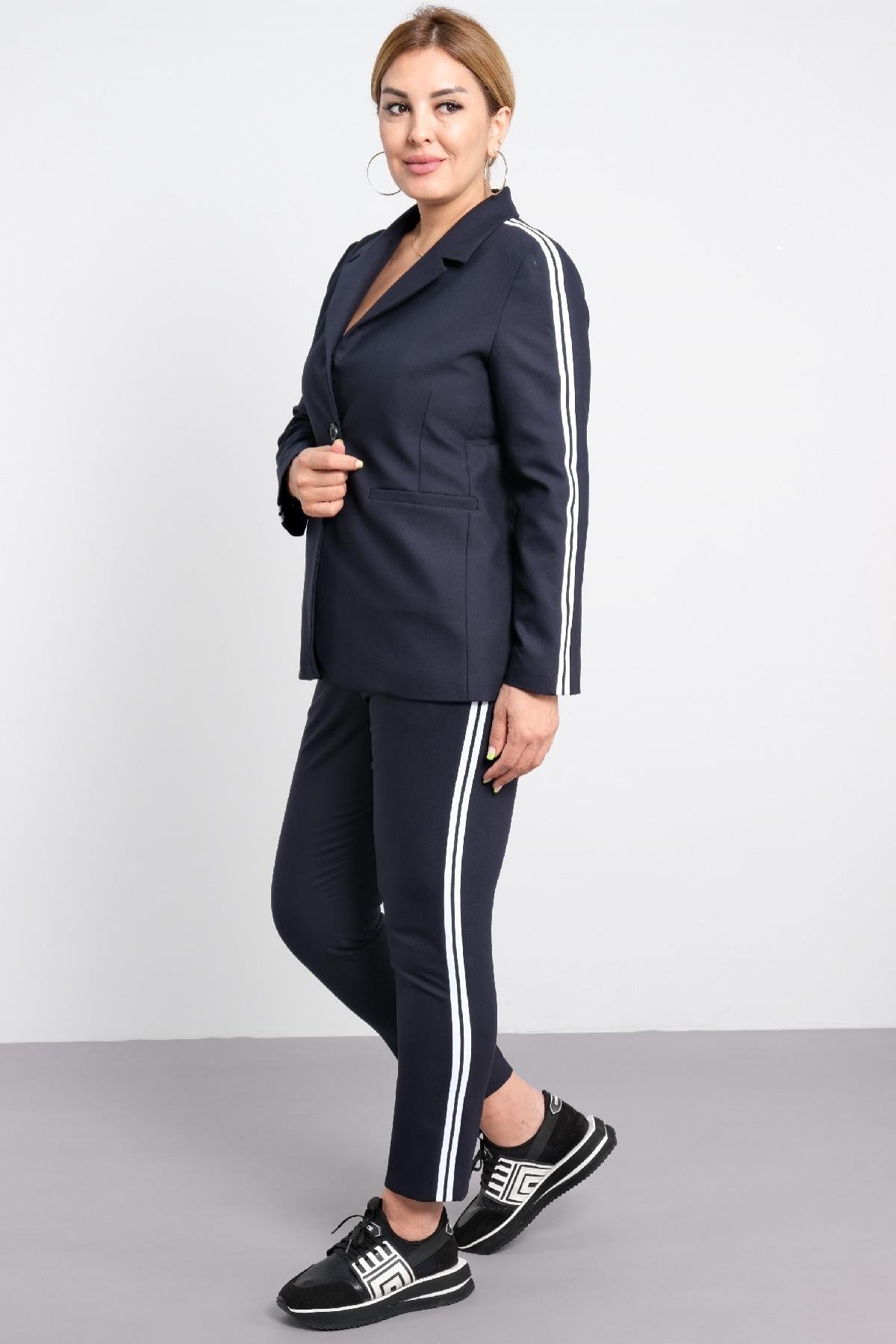 Beyaz şeritli ofis tarzı takım