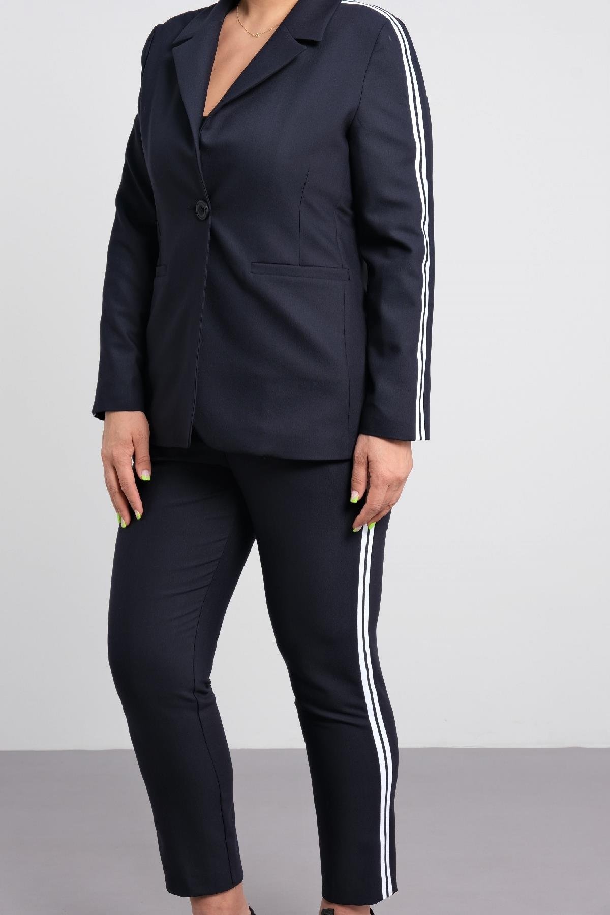 Beyaz şeritli ofis tarzı takım