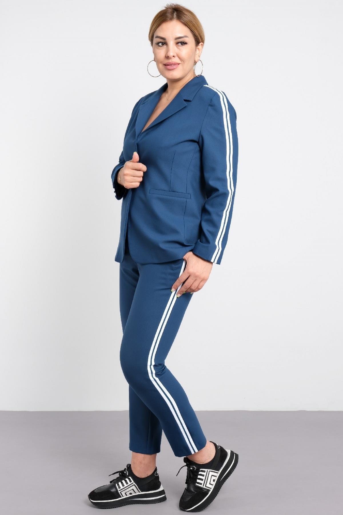 Beyaz şeritli ofis tarzı takım