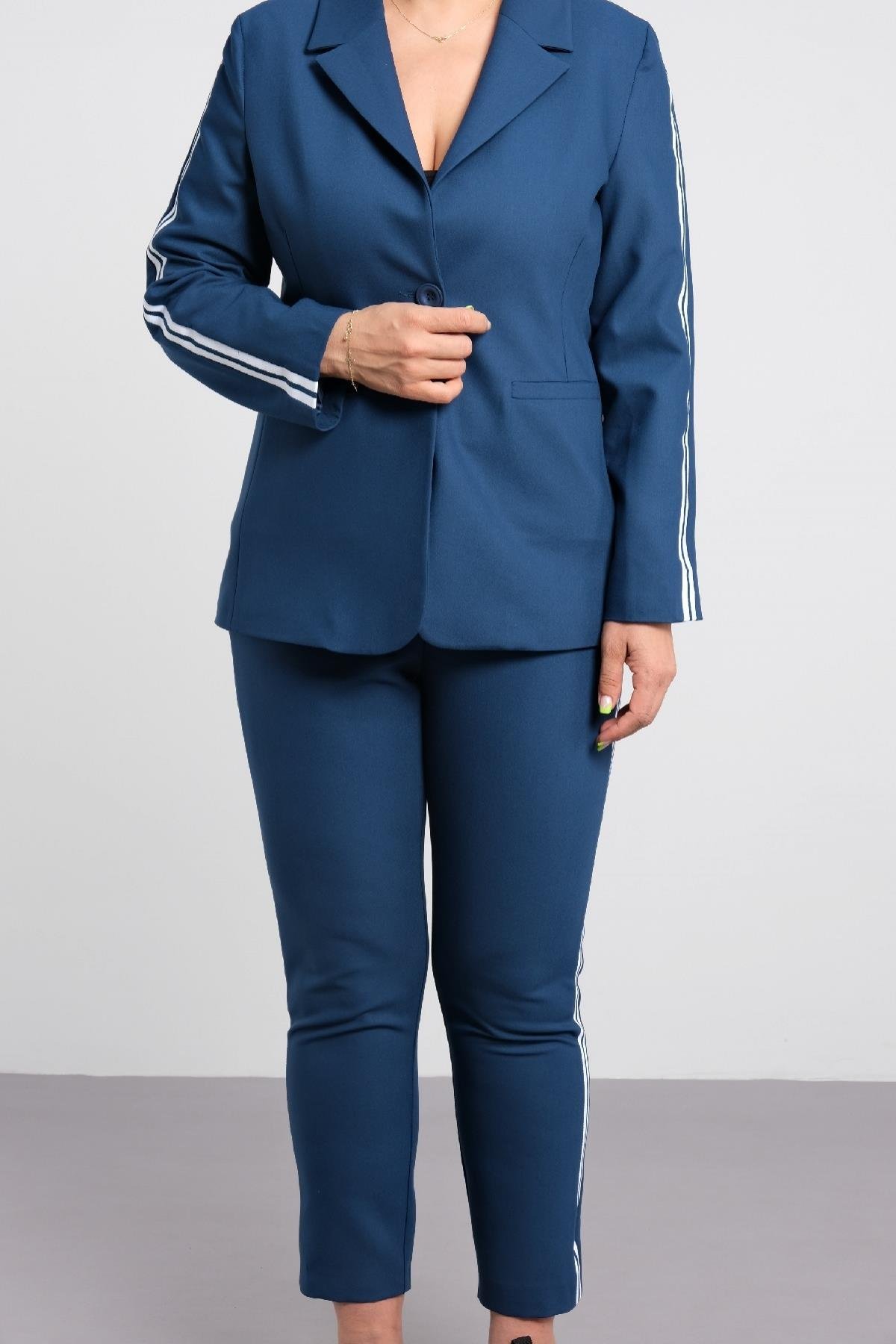 Beyaz şeritli ofis tarzı takım