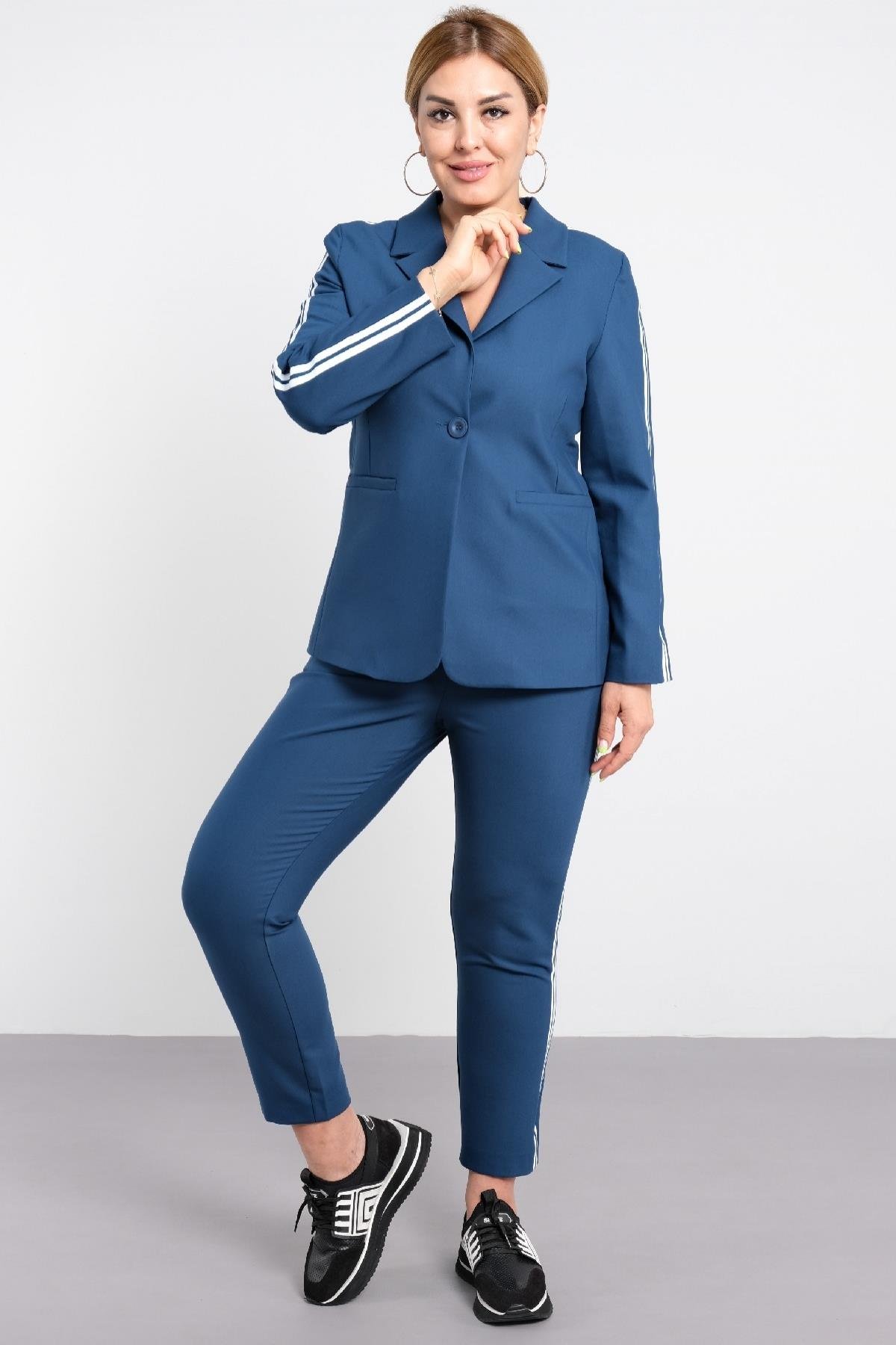 Beyaz şeritli ofis tarzı takım