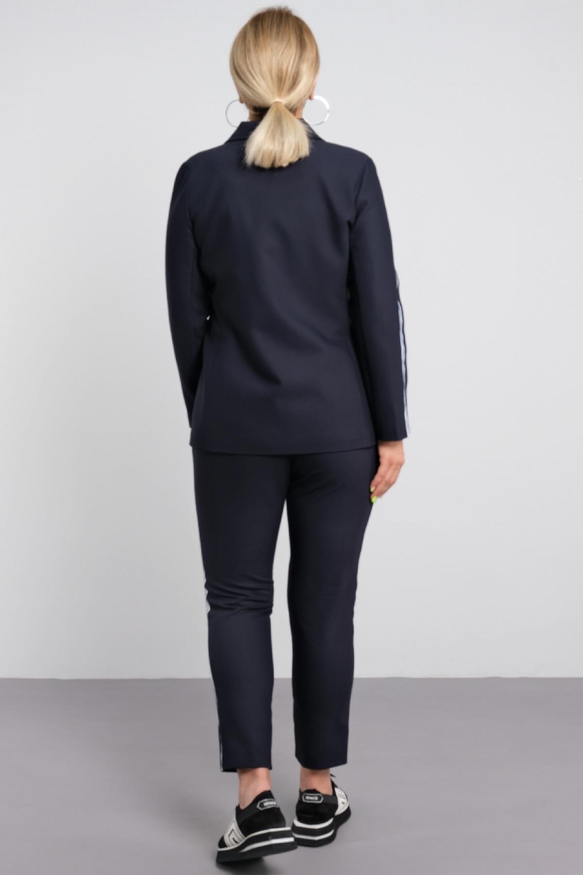 Beyaz şeritli ofis tarzı takım