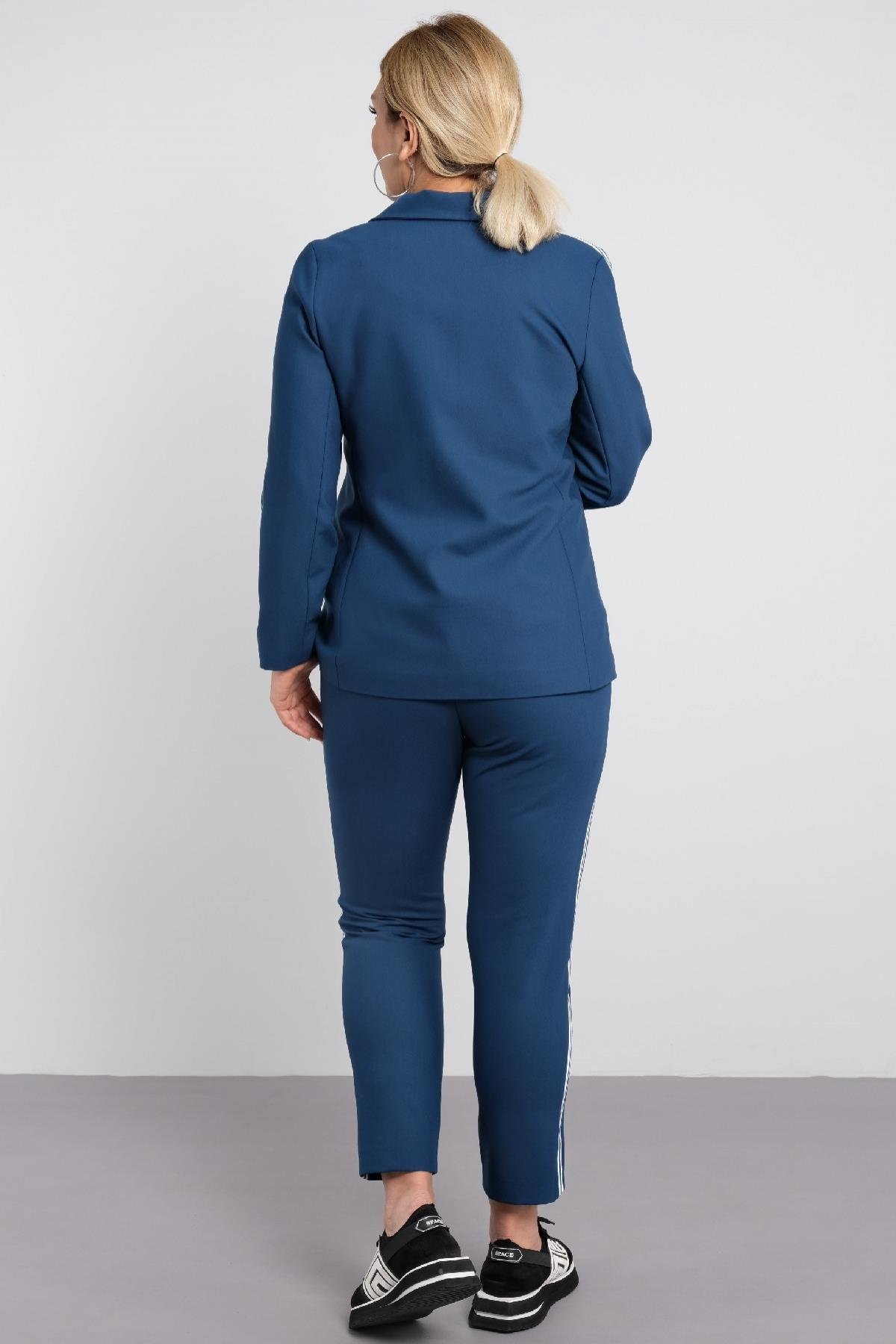 Beyaz şeritli ofis tarzı takım