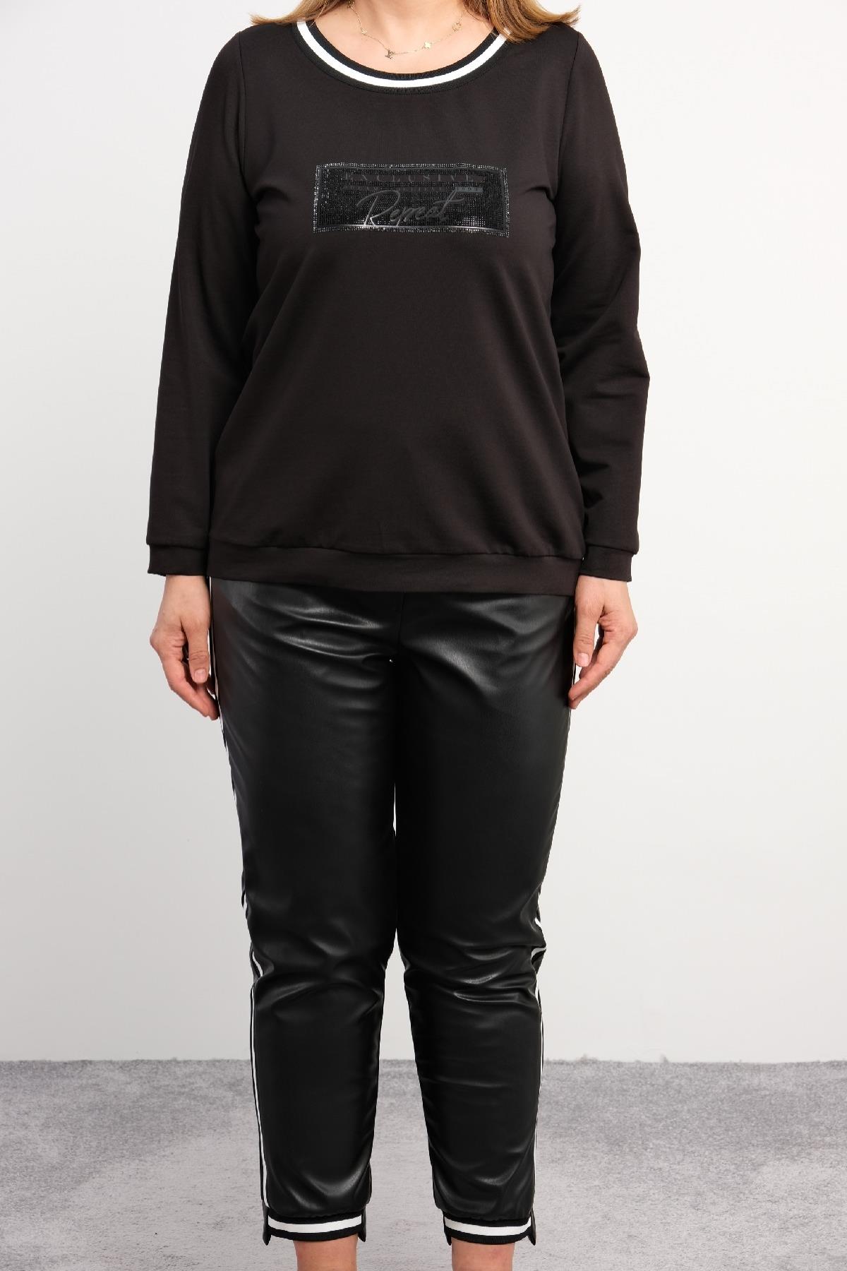 Bu büyük beden kadın ikili takım, rahat ve şık bir seçenektir. Sweatshirt siyah renkte olup, ön kısmında parlak siyah bir detay bulunmaktadır. Yuvarlak yaka tasarımı, beyaz ve siyah çizgili bir şerit ile çevrelenmiştir. Sweatshirt, manşetleri ve etek ucu 