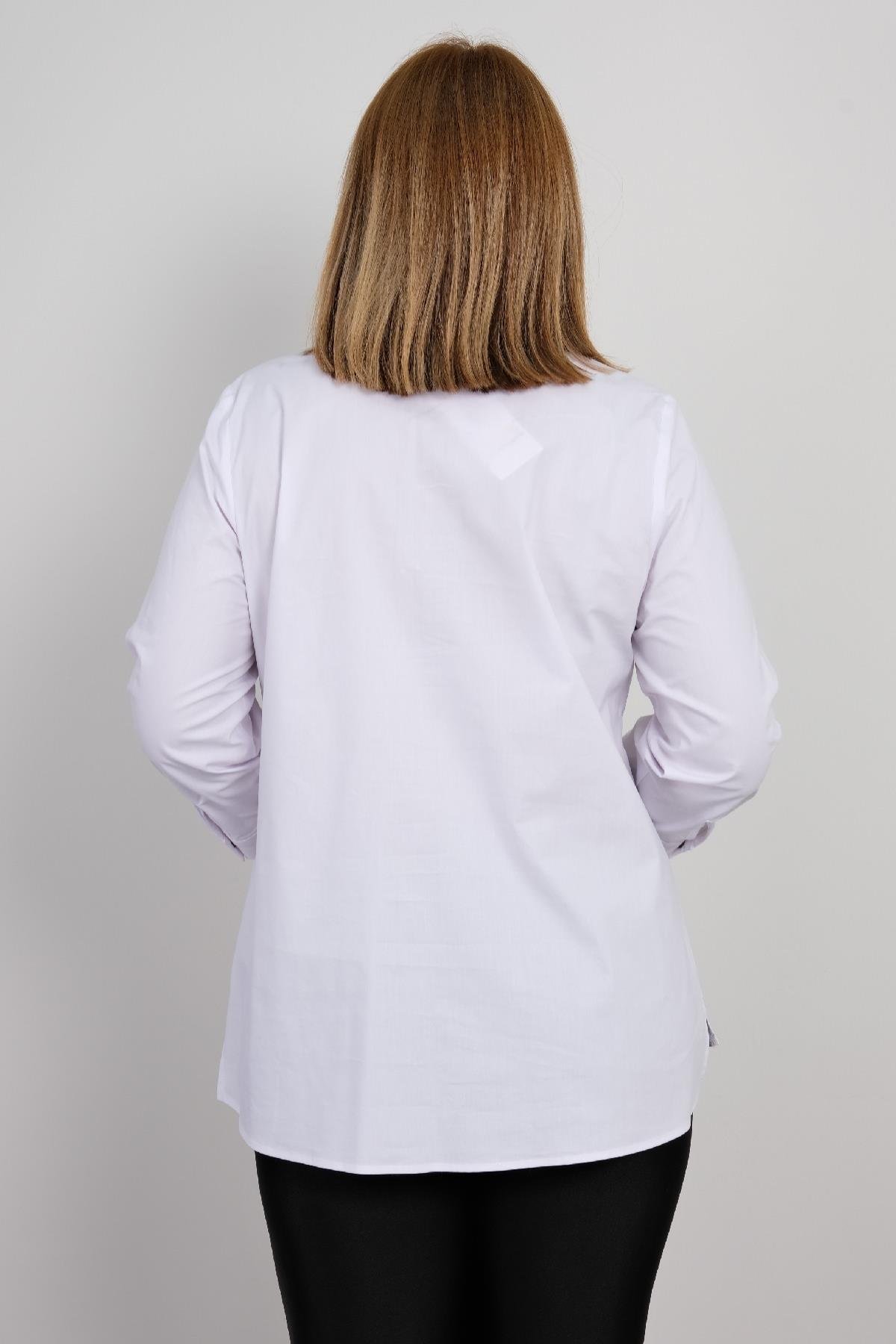 Büyük beden kadınlar için, asimetrik kesimli, uzun kollu, önü düğmeli, beyaz renkli gömlek.