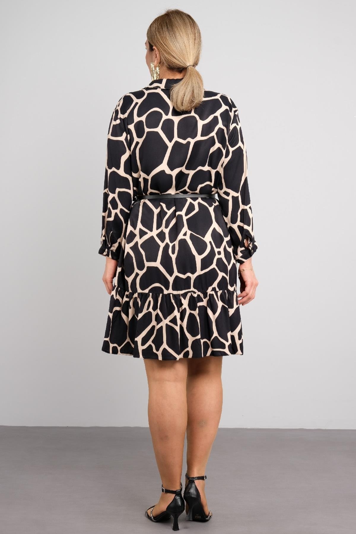 Büyük beden leopar desenli, uzun kollu, diz boyu ve kemer detaylı kadın elbisesi