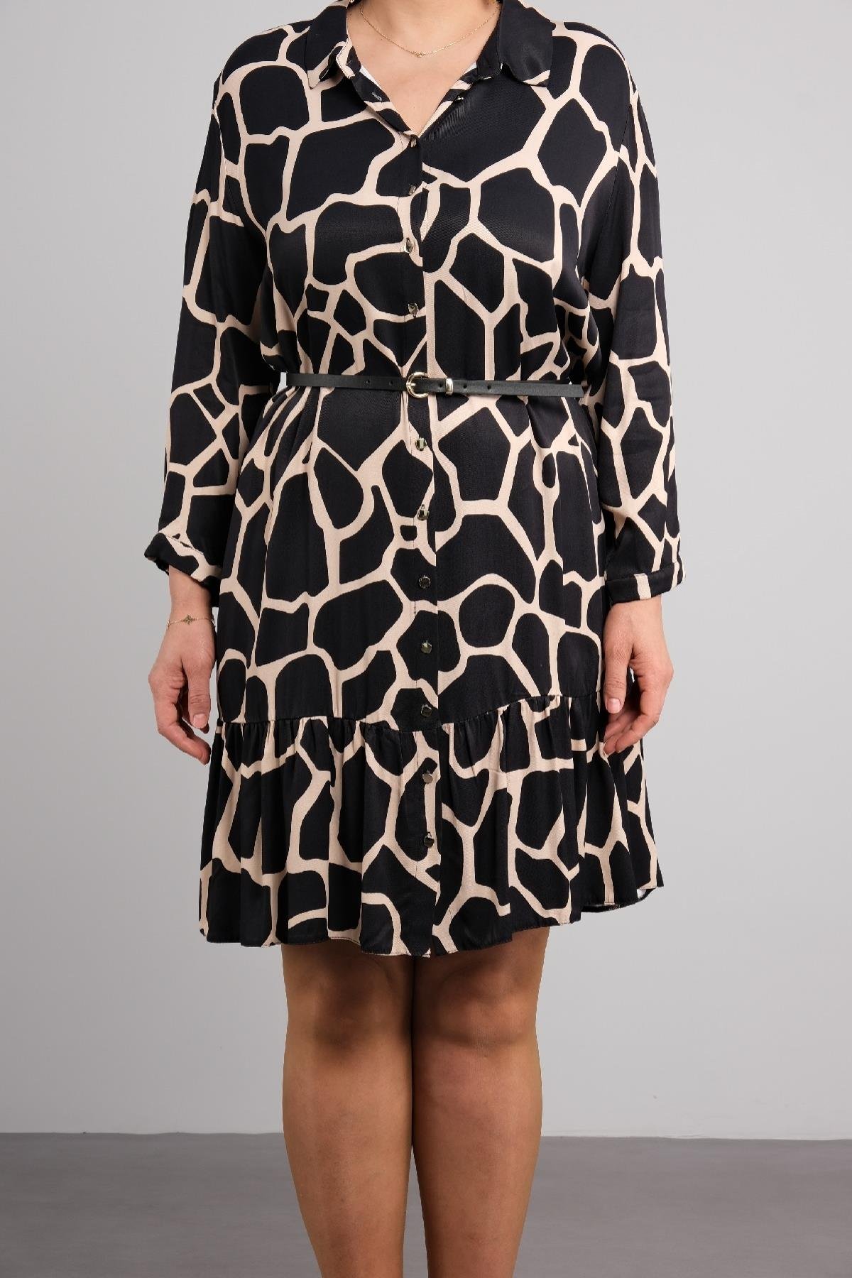 Büyük beden leopar desenli, uzun kollu, diz boyu ve kemer detaylı kadın elbisesi