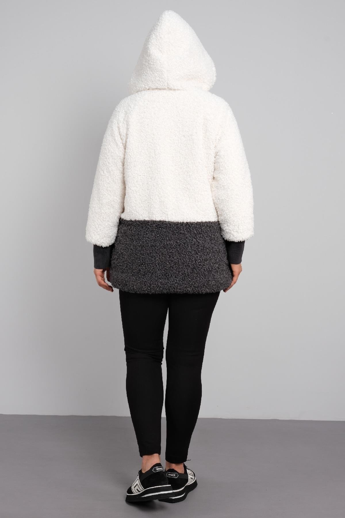 Çift renkli, kapşonlu yün kadın kısa montu