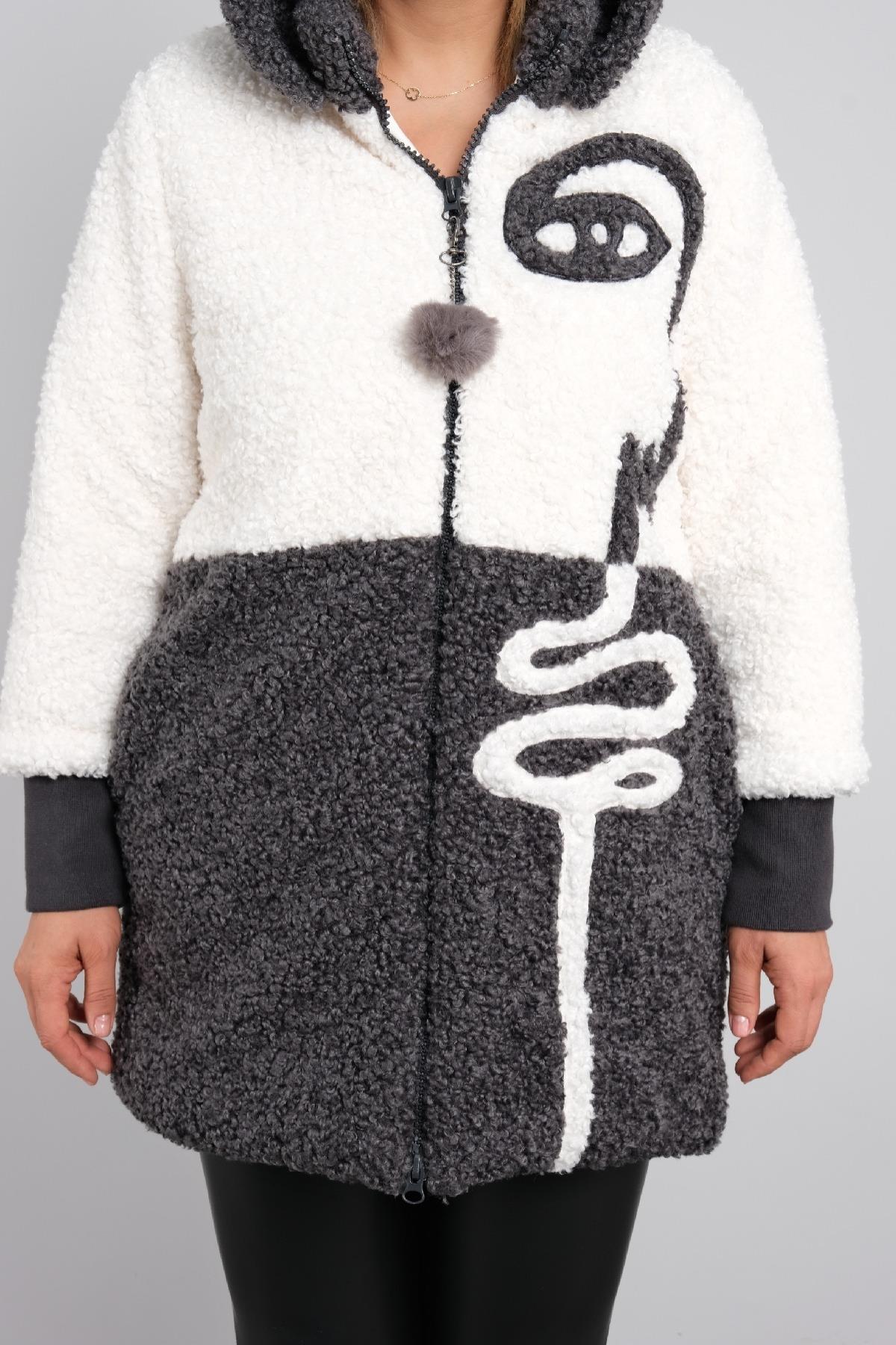 Çift renkli, soyut yüz desenli, kapşonlu kısa kadın mont