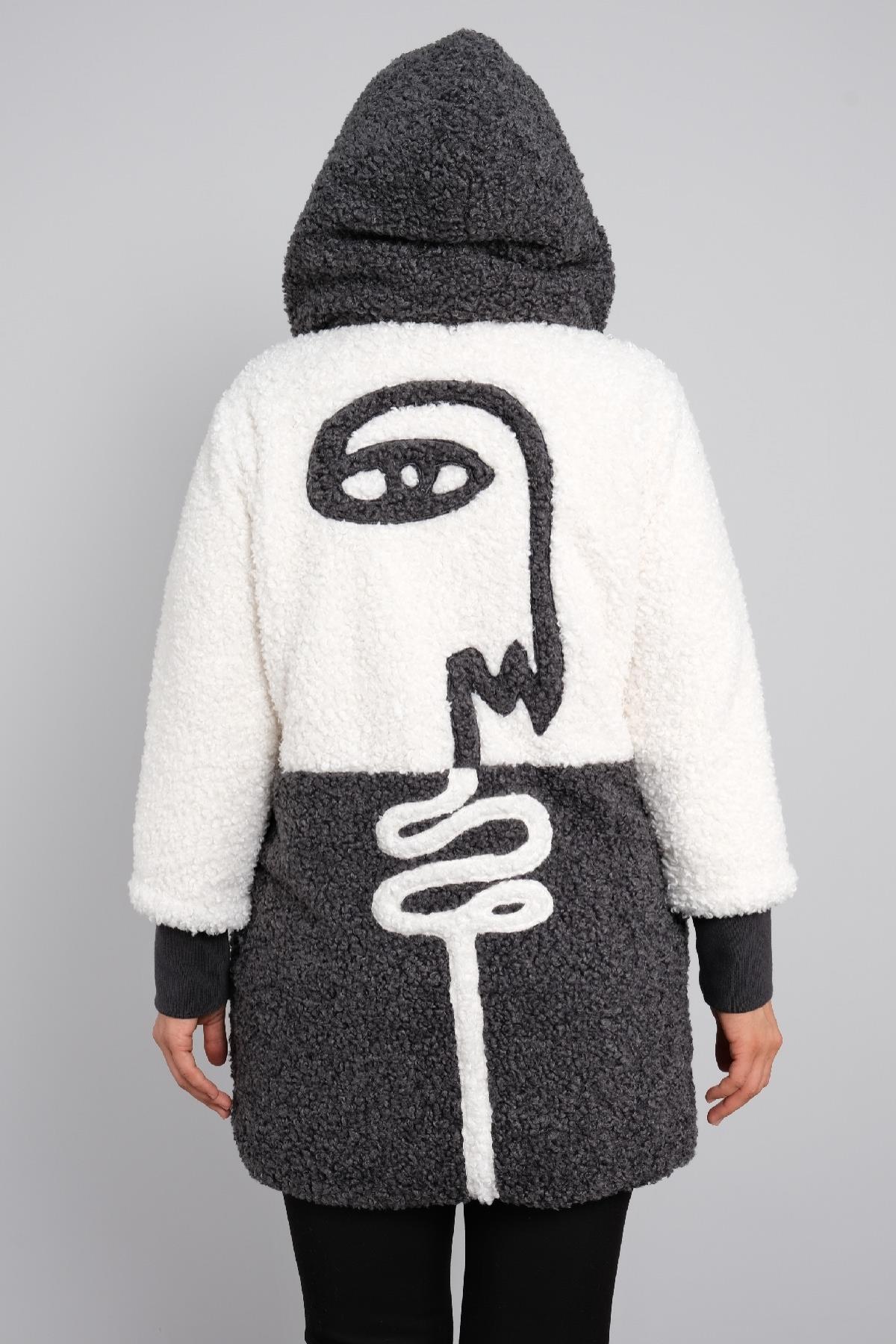 Çift renkli, soyut yüz desenli, kapşonlu kısa kadın mont