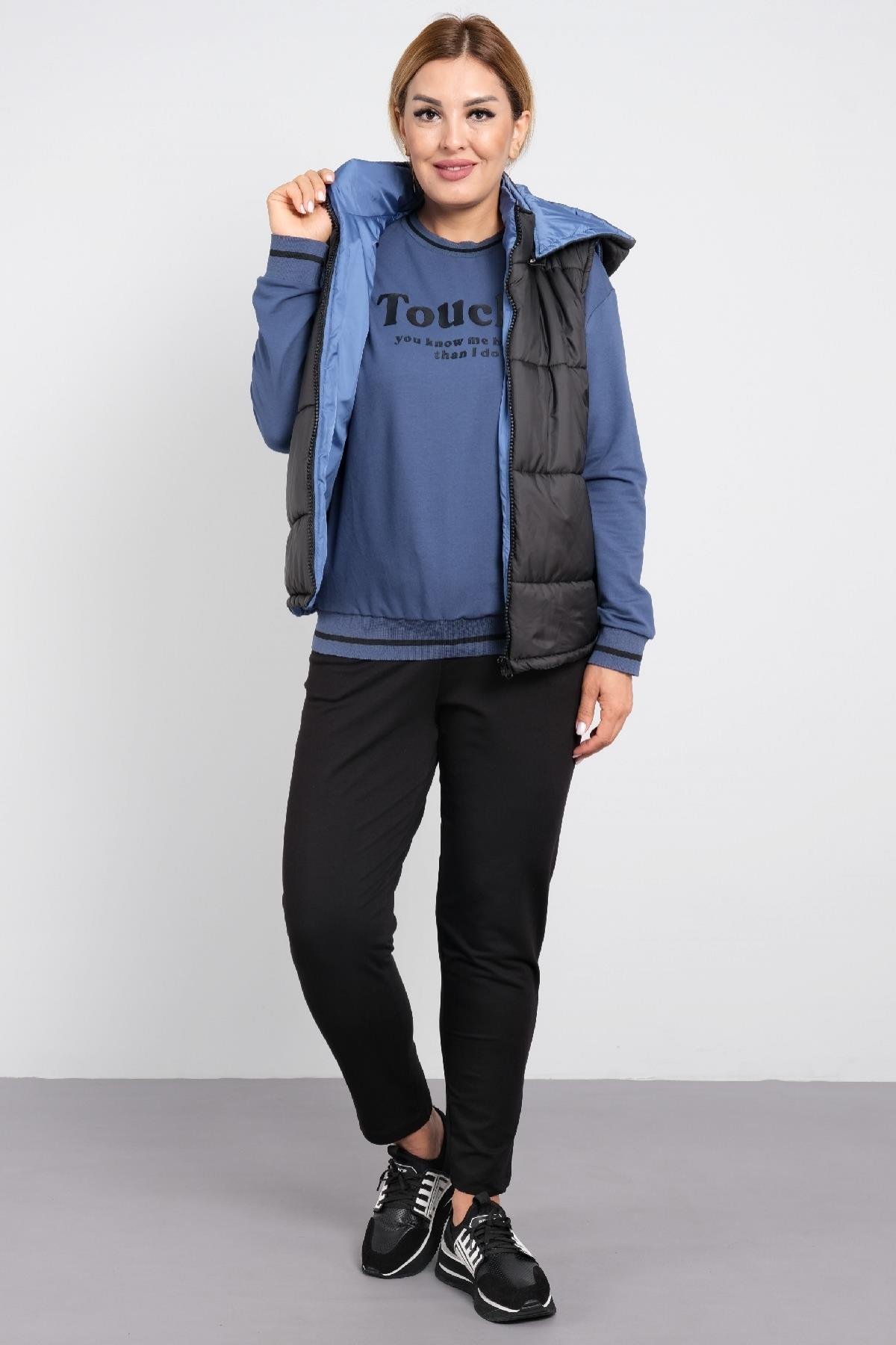 Çift renkli yelek , önü yazı baskılı tişörtlu kadın üçlü takımı