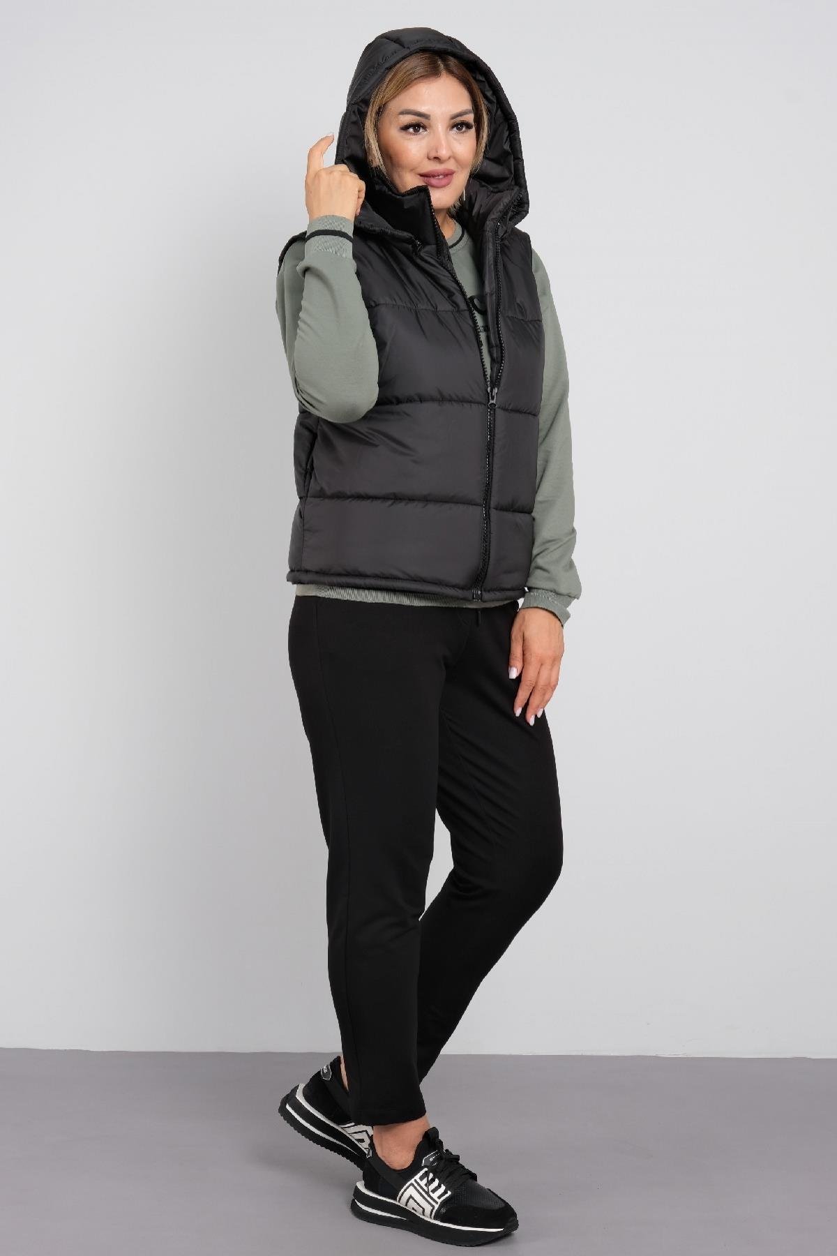 Çift renkli yelek , önü yazı baskılı tişörtlu kadın üçlü takımı