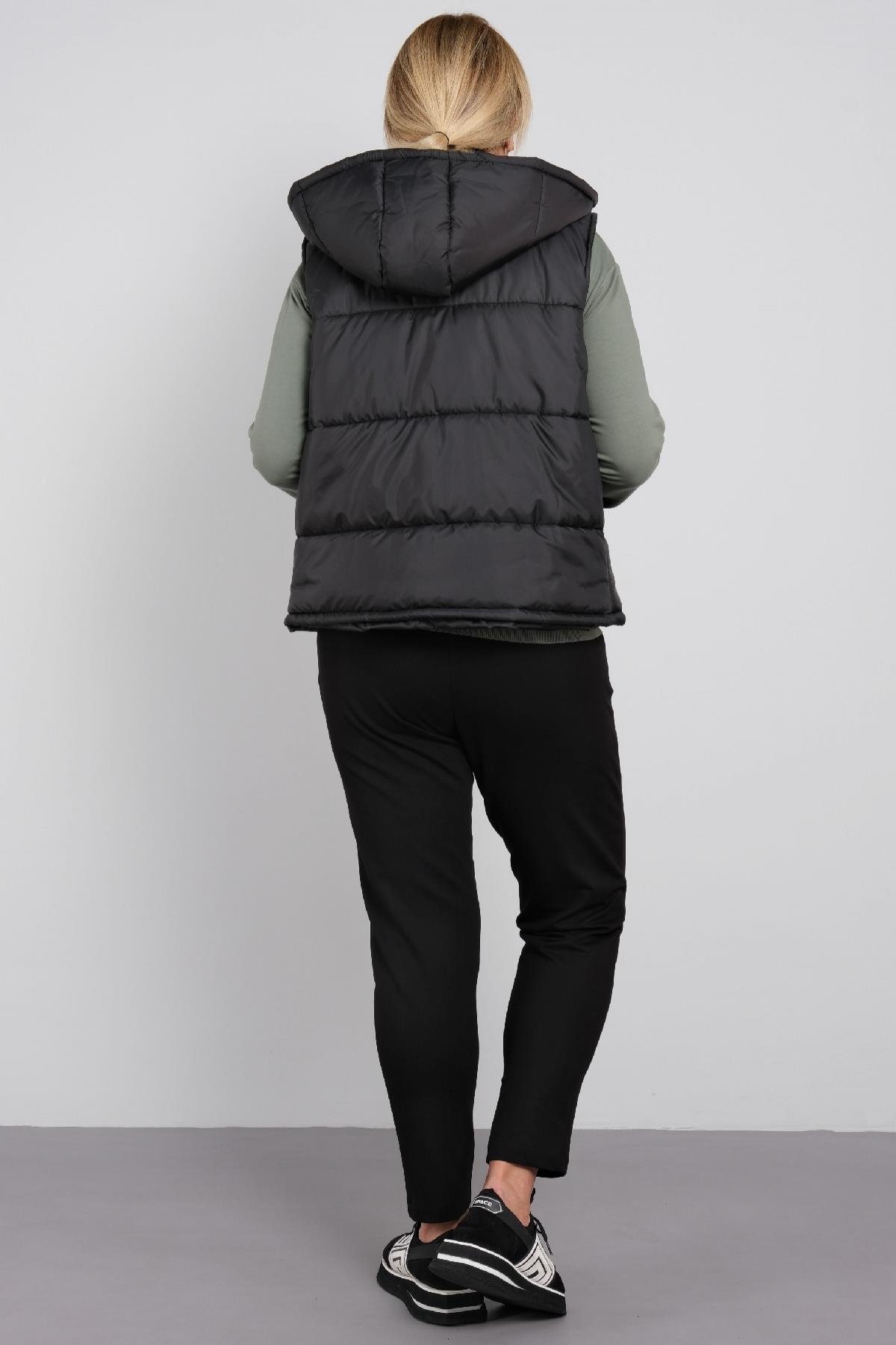 Çift renkli yelek , önü yazı baskılı tişörtlu kadın üçlü takımı