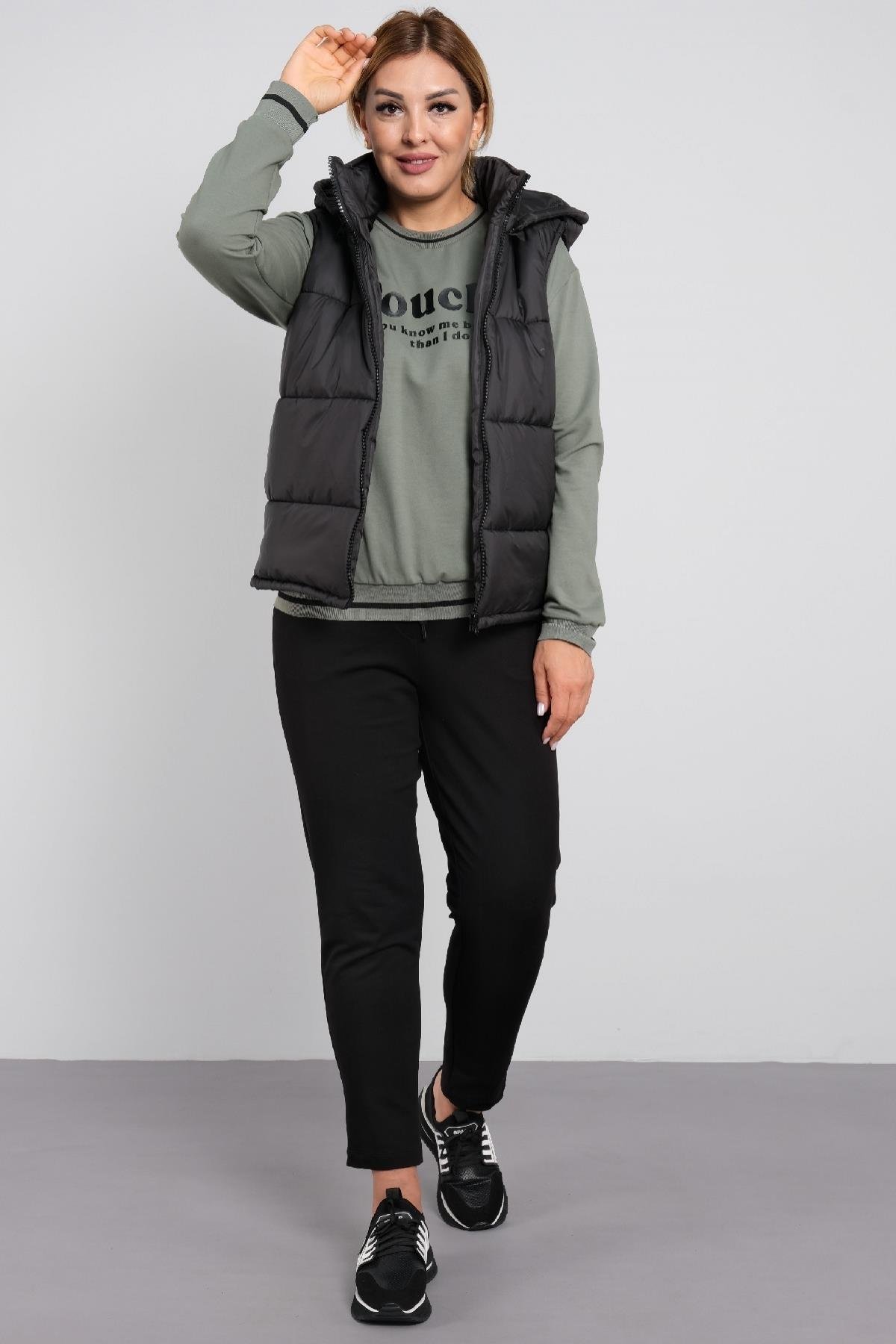 Çift renkli yelek , önü yazı baskılı tişörtlu kadın üçlü takımı