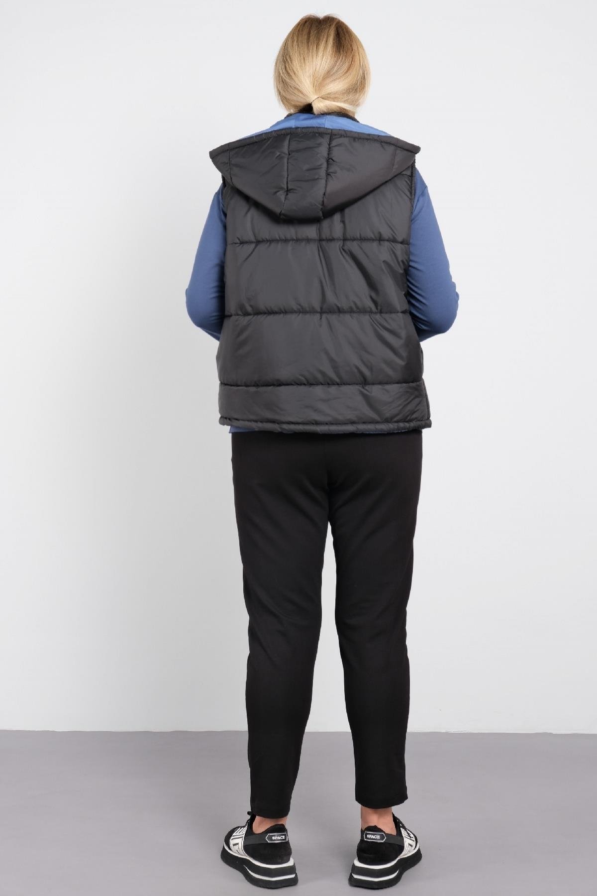 Çift renkli yelek , önü yazı baskılı tişörtlu kadın üçlü takımı