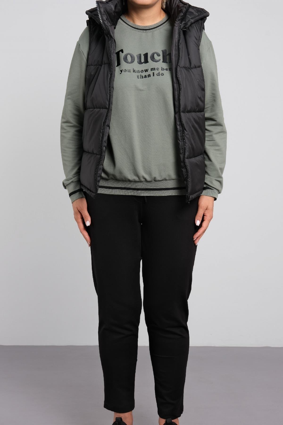 Çift renkli yelek , önü yazı baskılı tişörtlu kadın üçlü takımı