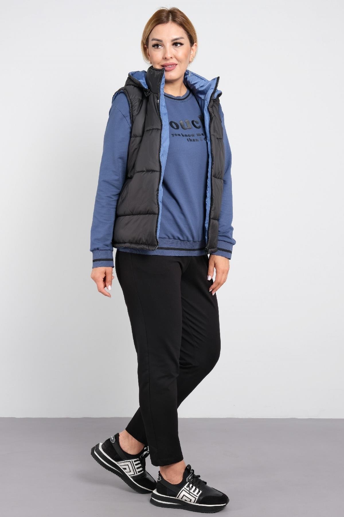 Çift renkli yelek , önü yazı baskılı tişörtlu kadın üçlü takımı