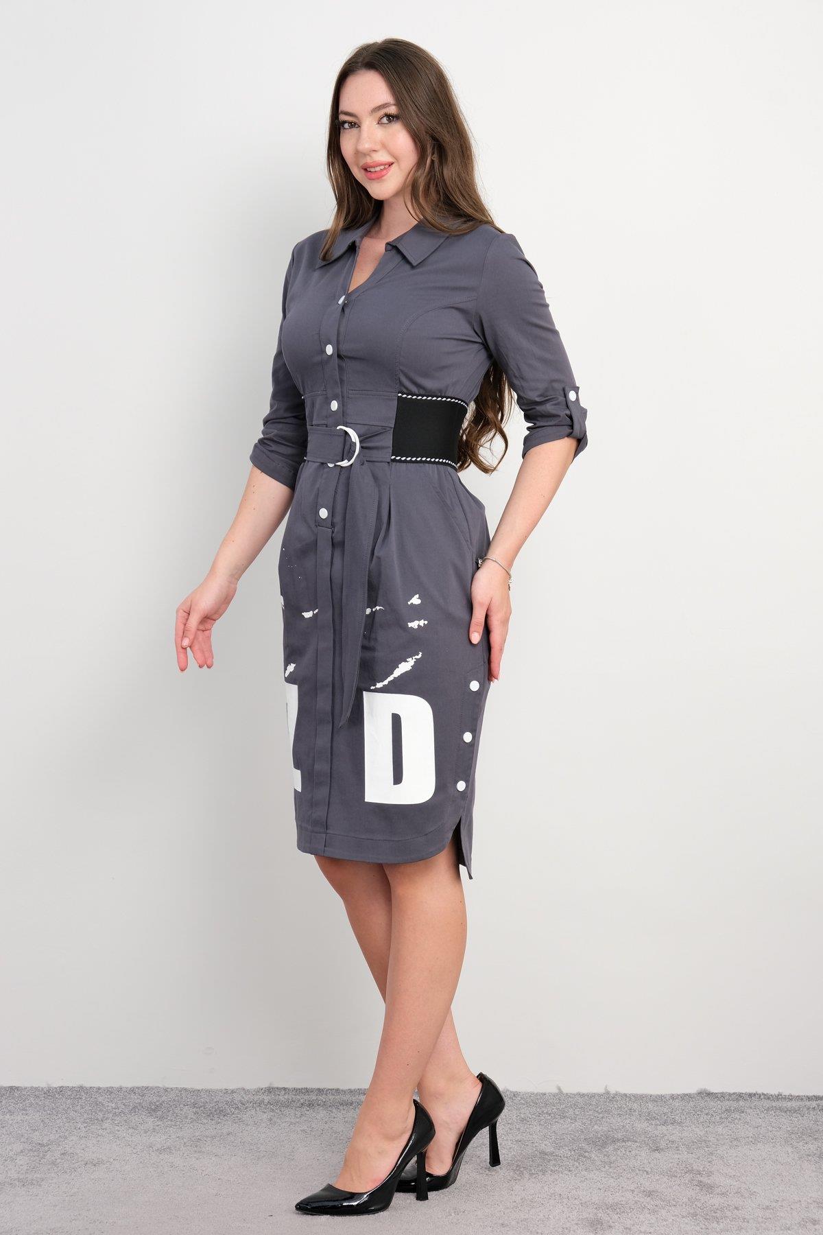 düğmeli ve kemerli günlük elbise