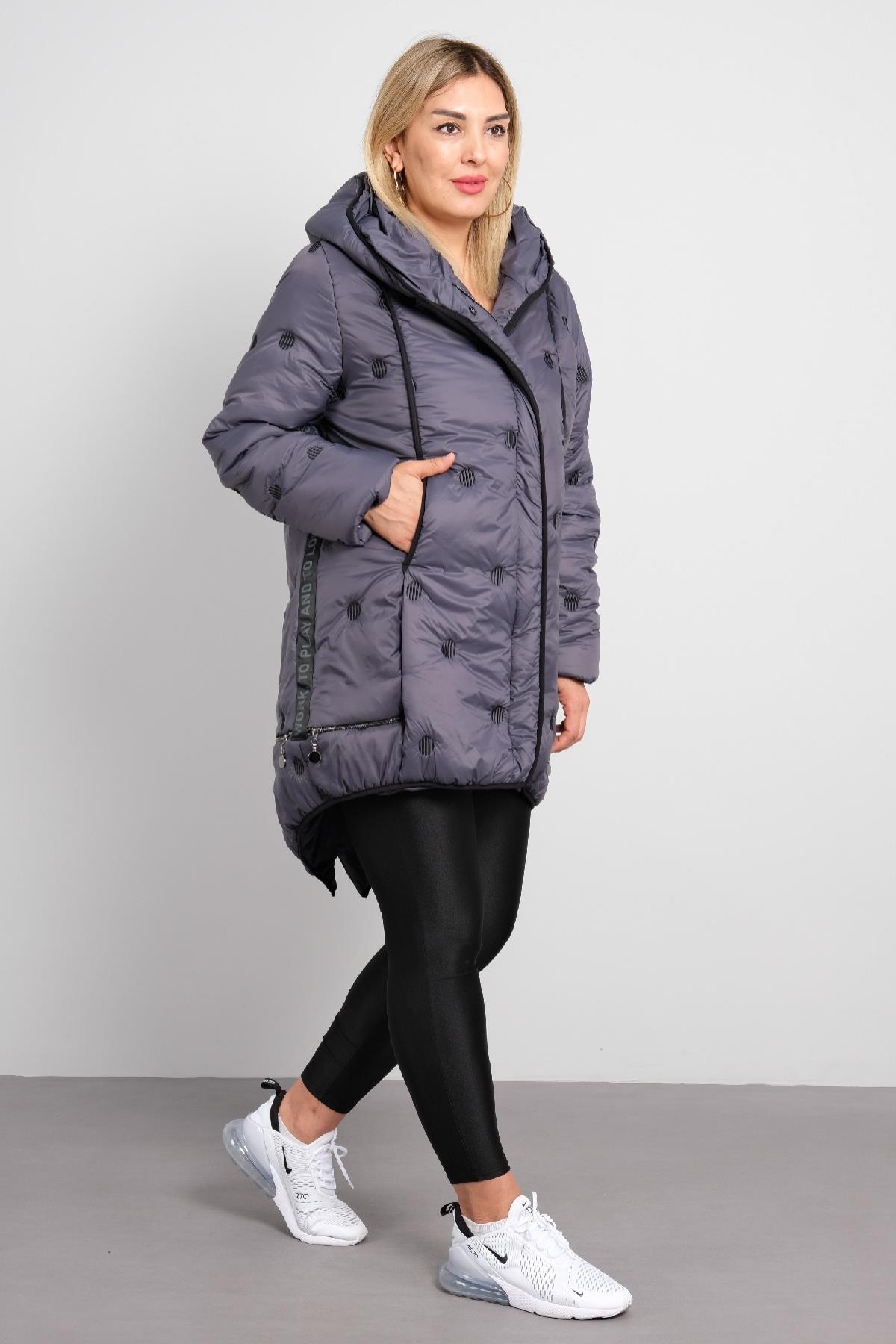 Kapüşonlu ve önü fermuarlı büyük beden kadın şişme mont