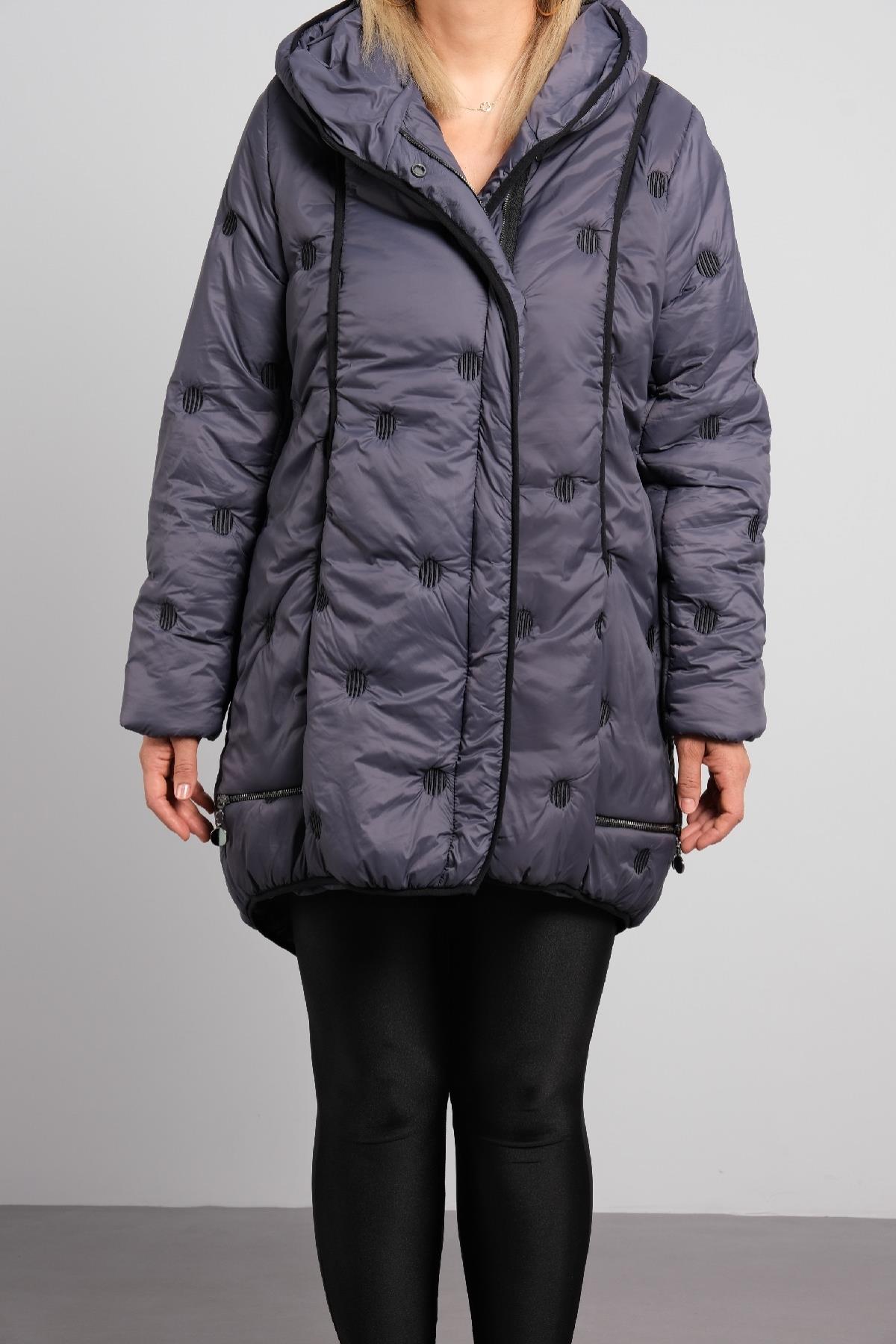 Kapüşonlu ve önü fermuarlı büyük beden kadın şişme mont