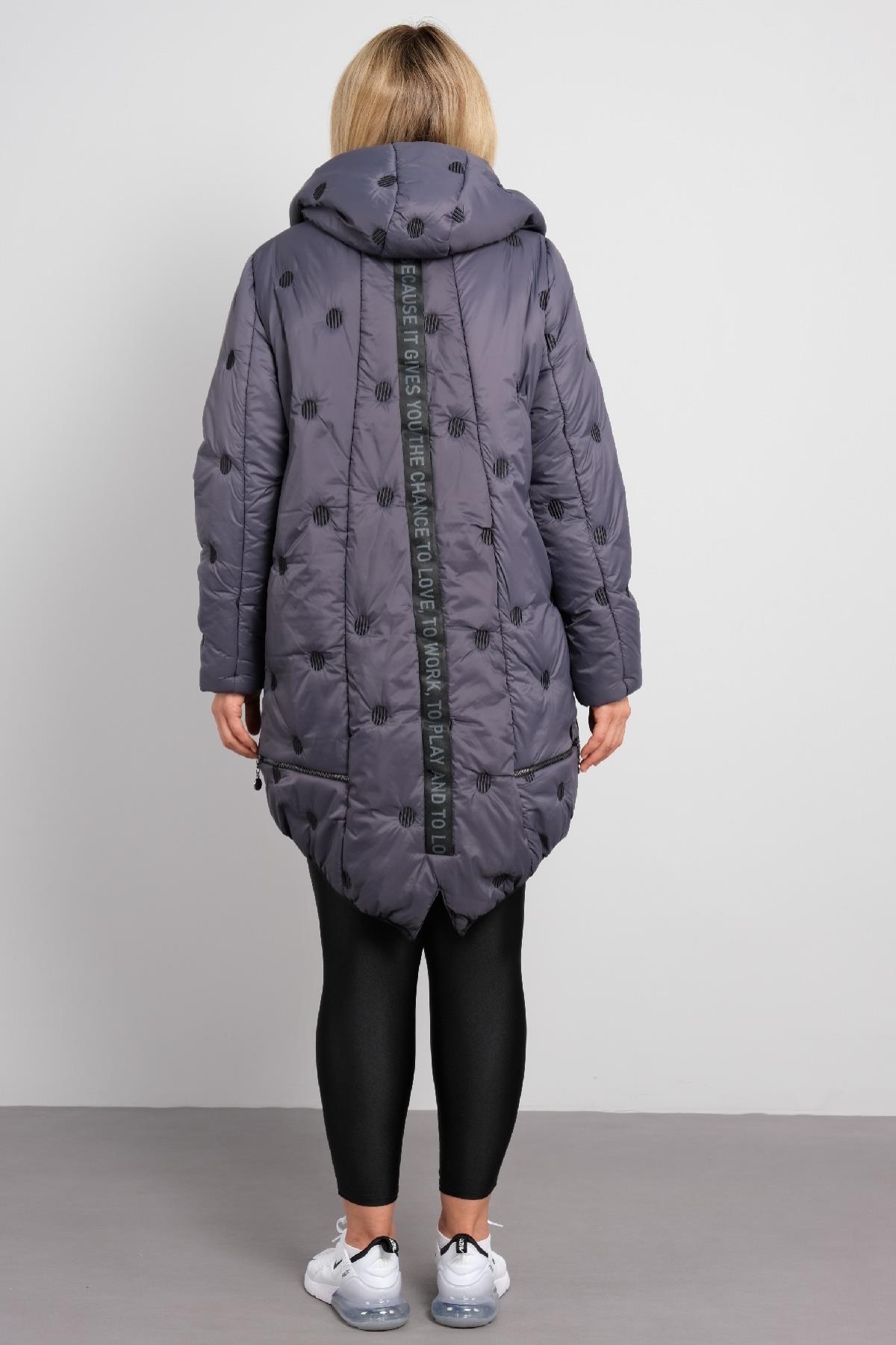 Kapüşonlu ve önü fermuarlı büyük beden kadın şişme mont