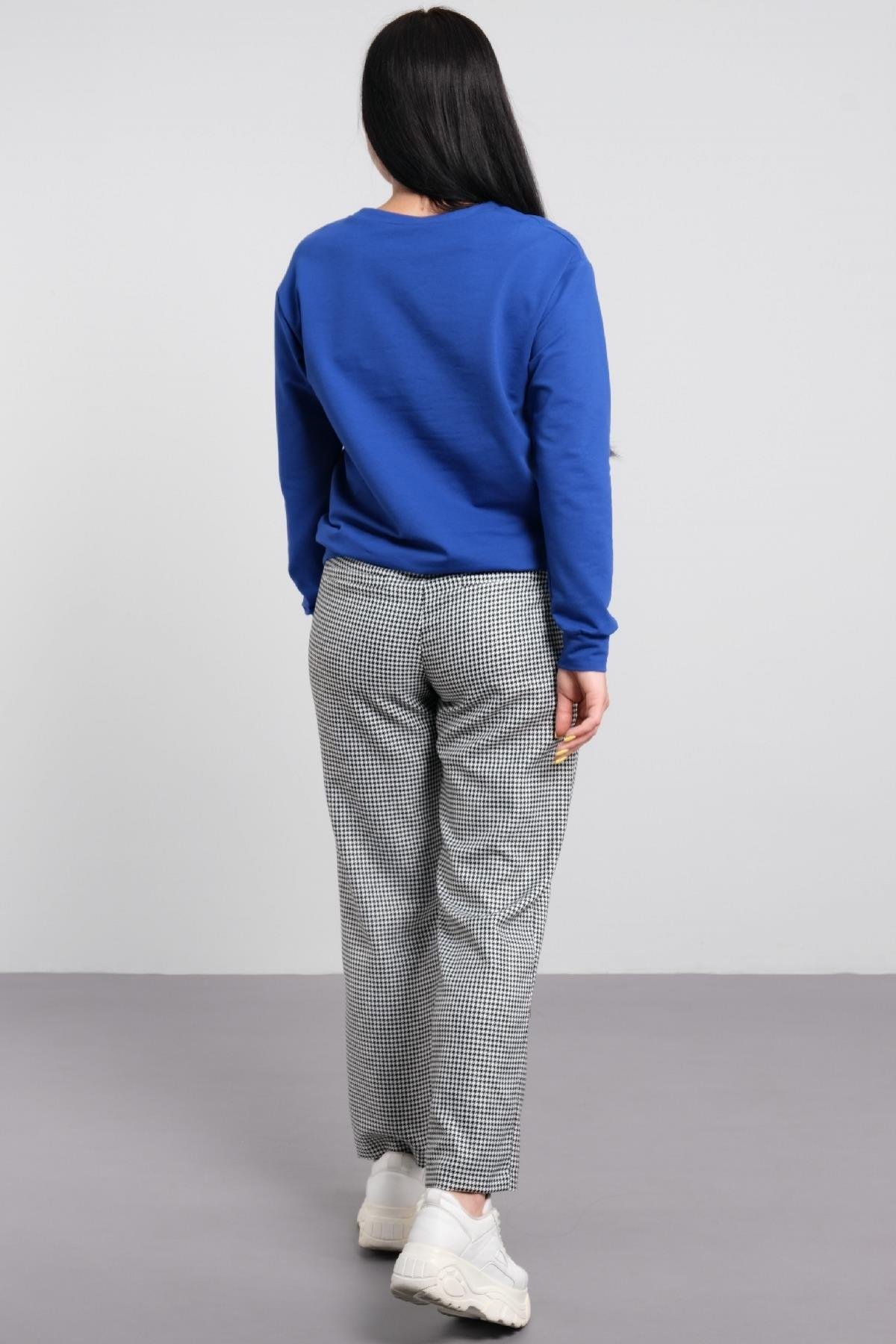 kare desenli pantonol ve kare baskılı tişörtlü kadın takım