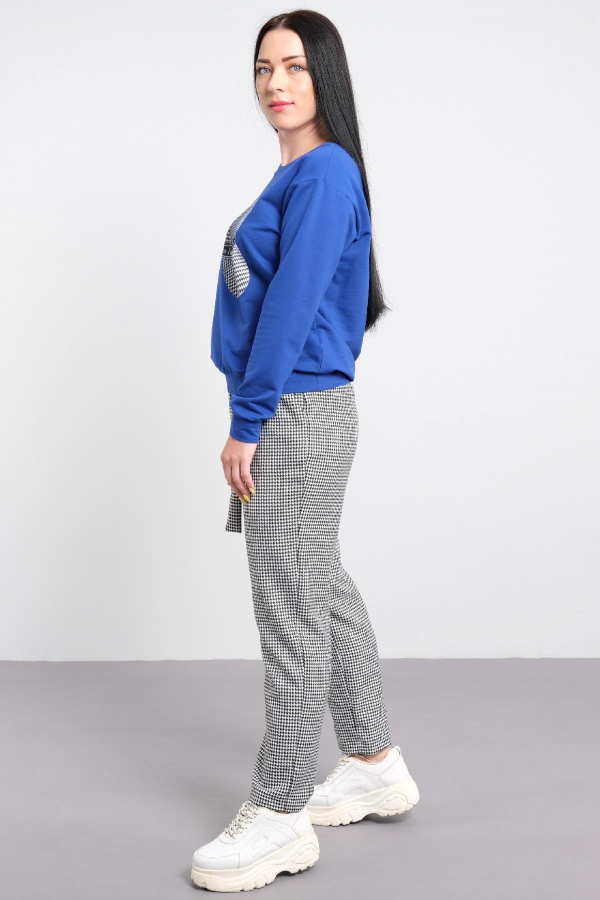 kare desenli pantonol ve kare baskılı tişörtlü kadın takım