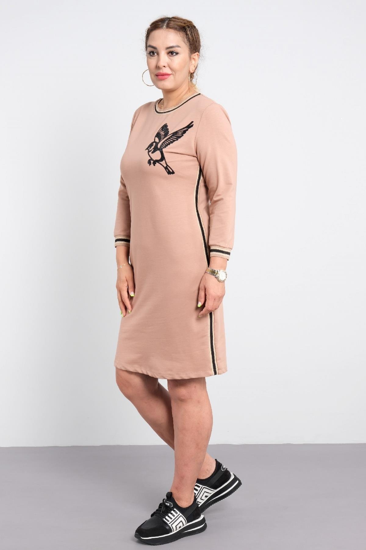 Kuş görünümlü taş işlemeli uzun kollu günlük kadın elbisesi