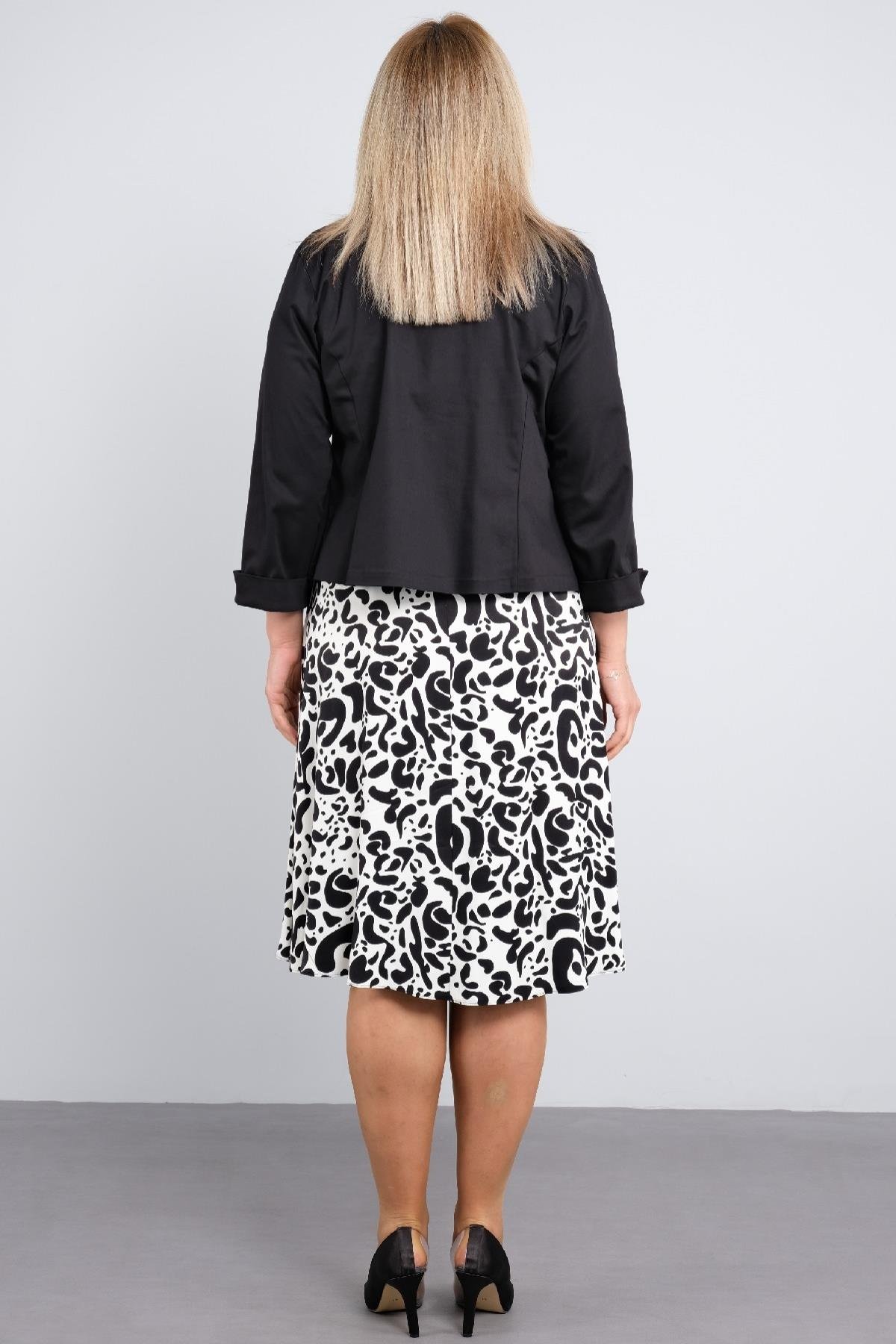 Leopar detaylı elbise ve şık ceket ile beraber büyük beden kadın elbisesi