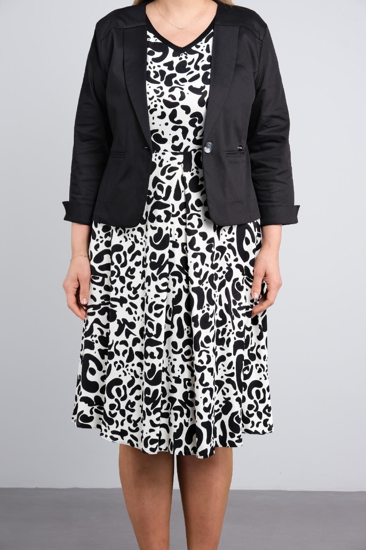 Leopar detaylı elbise ve şık ceket ile beraber büyük beden kadın elbisesi